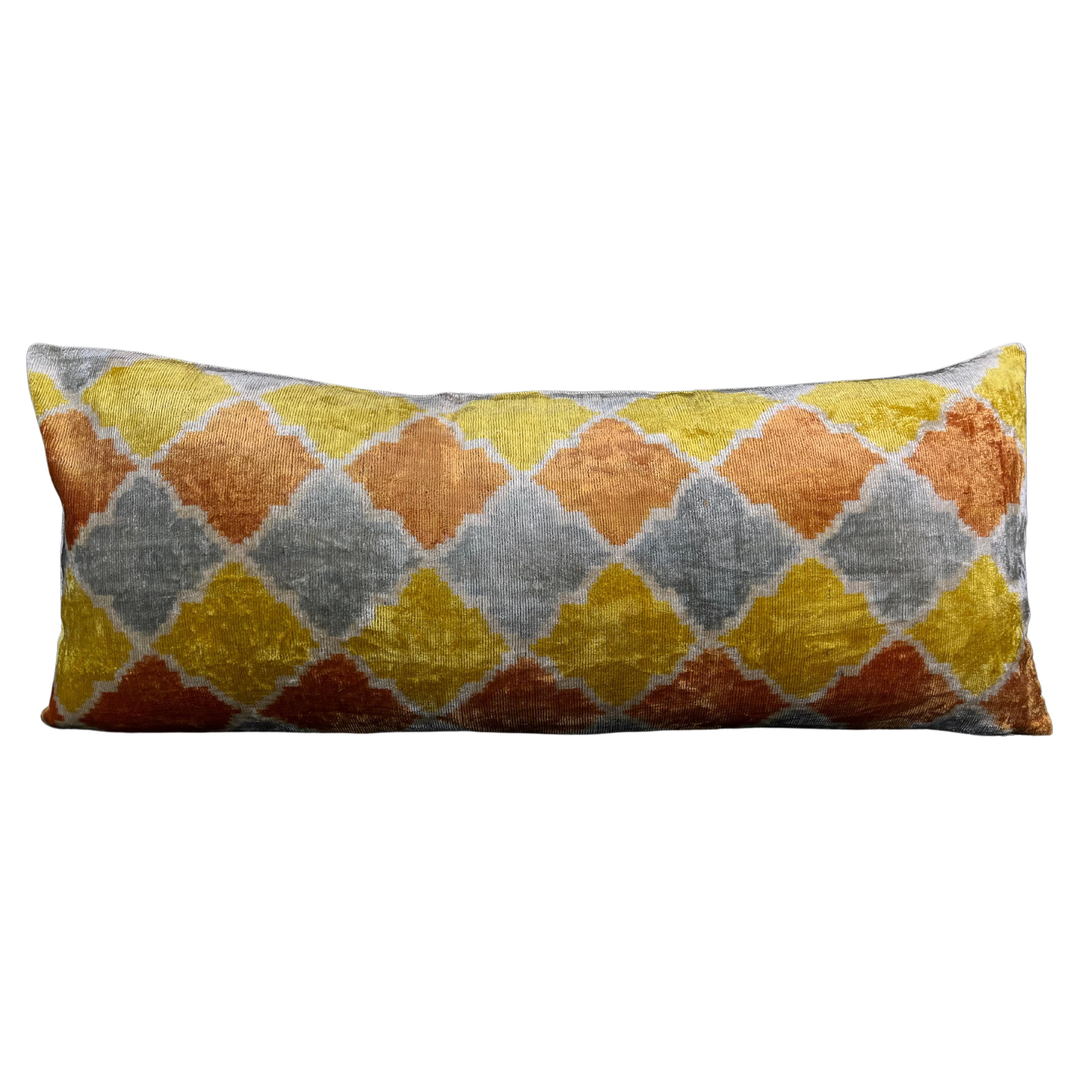 Taie d'oreiller en velours de soie Ikat orange et gris en vente