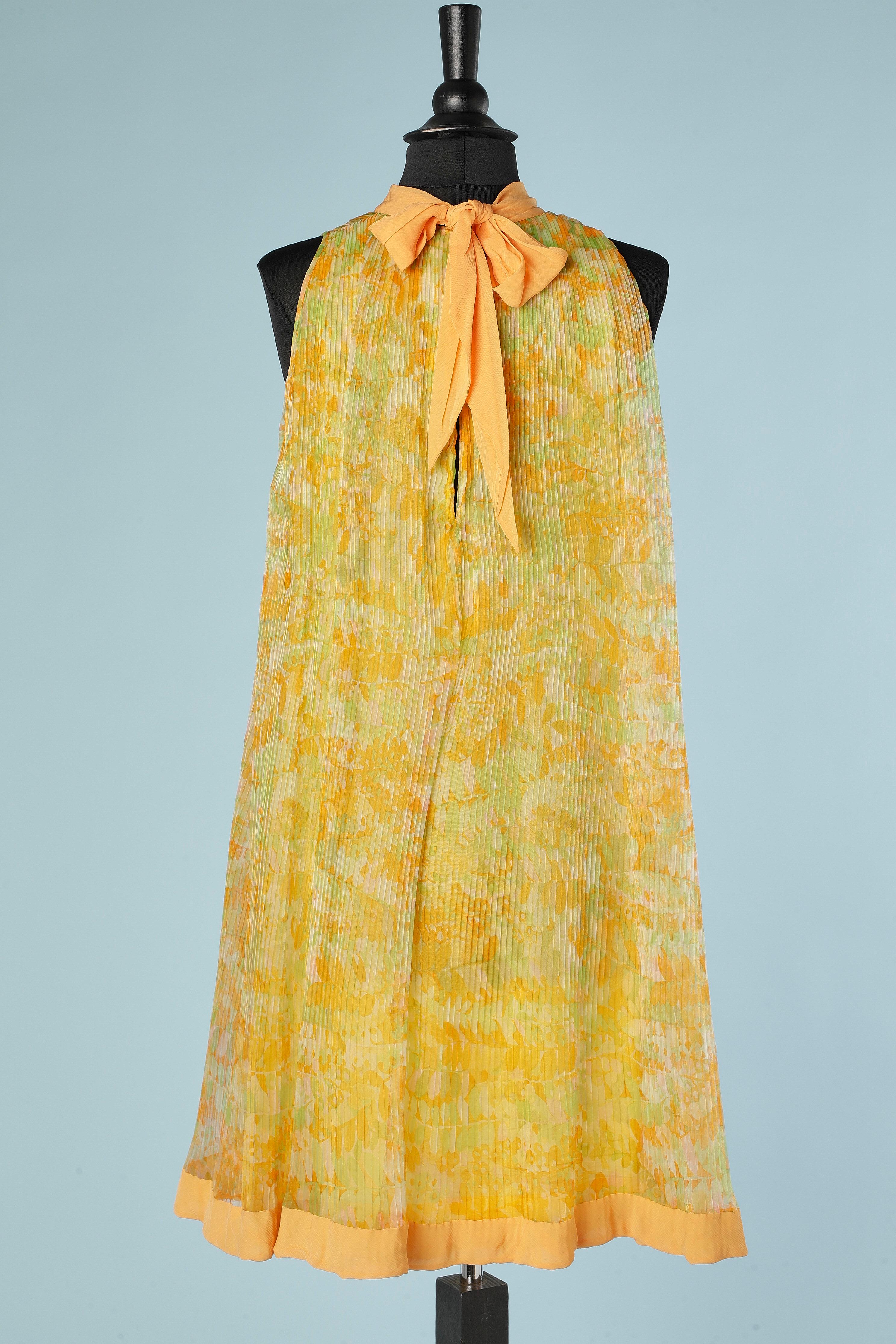 Orange and green flower print with sunray pleats and chiffon neck Circa 1960's For Sale 2