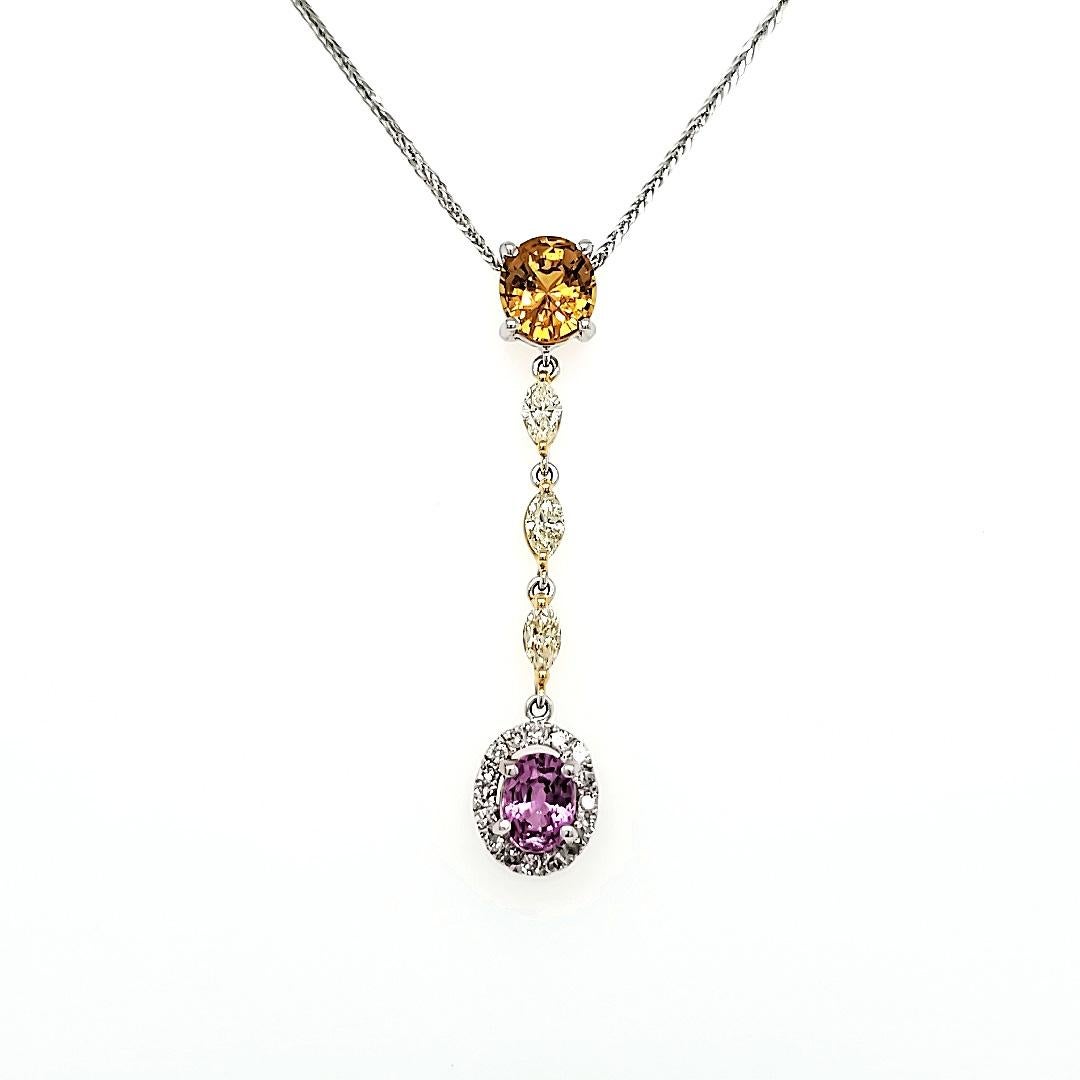 Questa collana cattura l'essenza di un tramonto infuocato e la delicata bellezza di una rosa in piena fioritura. 

Al centro di questa incantevole creazione si trova uno splendido zaffiro arancione di 1,42 carati. 

Il bagliore ardente di questa