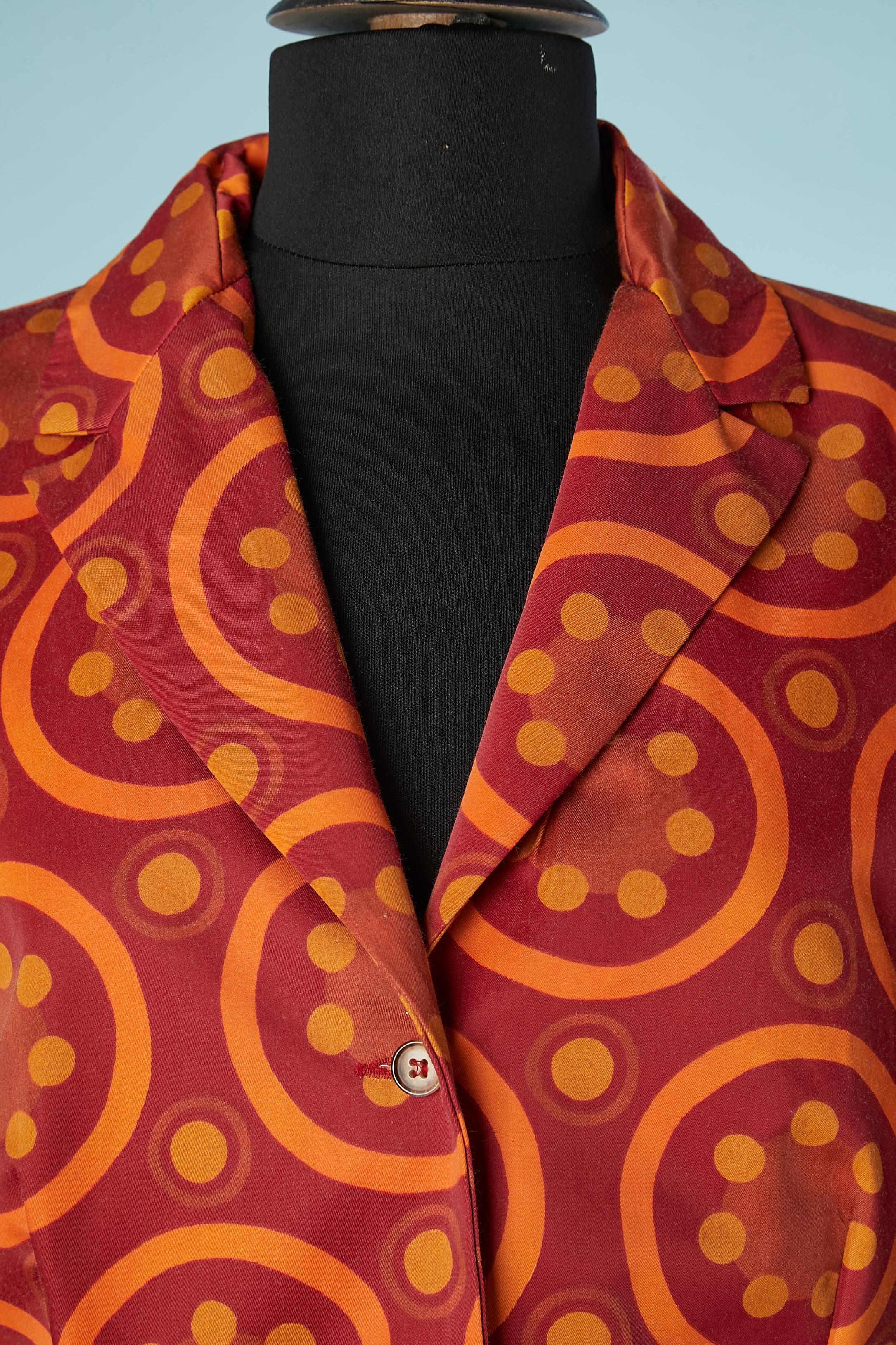 Orange and red abstract printed skirt-suit.Shoulder pads. Pockets . Fabric composition: 53% nylon, 33% rayon, 14% cotton. Lining: Rayon & Bemberg 
SIZE 44 (It) 40 (Fr) L (US) 
