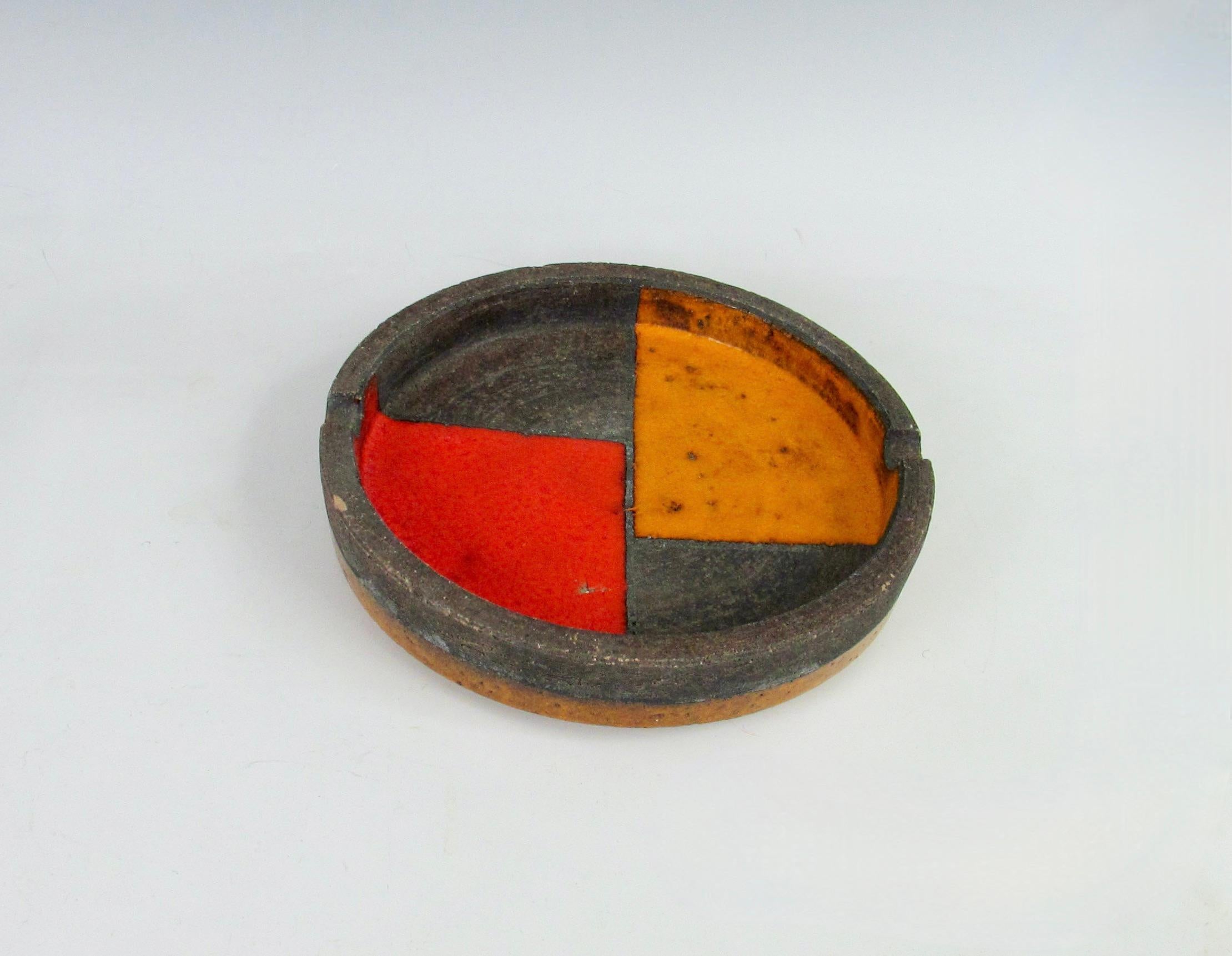 Orange and red round Italian pottery ashtray with chip In Good Condition For Sale In Ferndale, MI