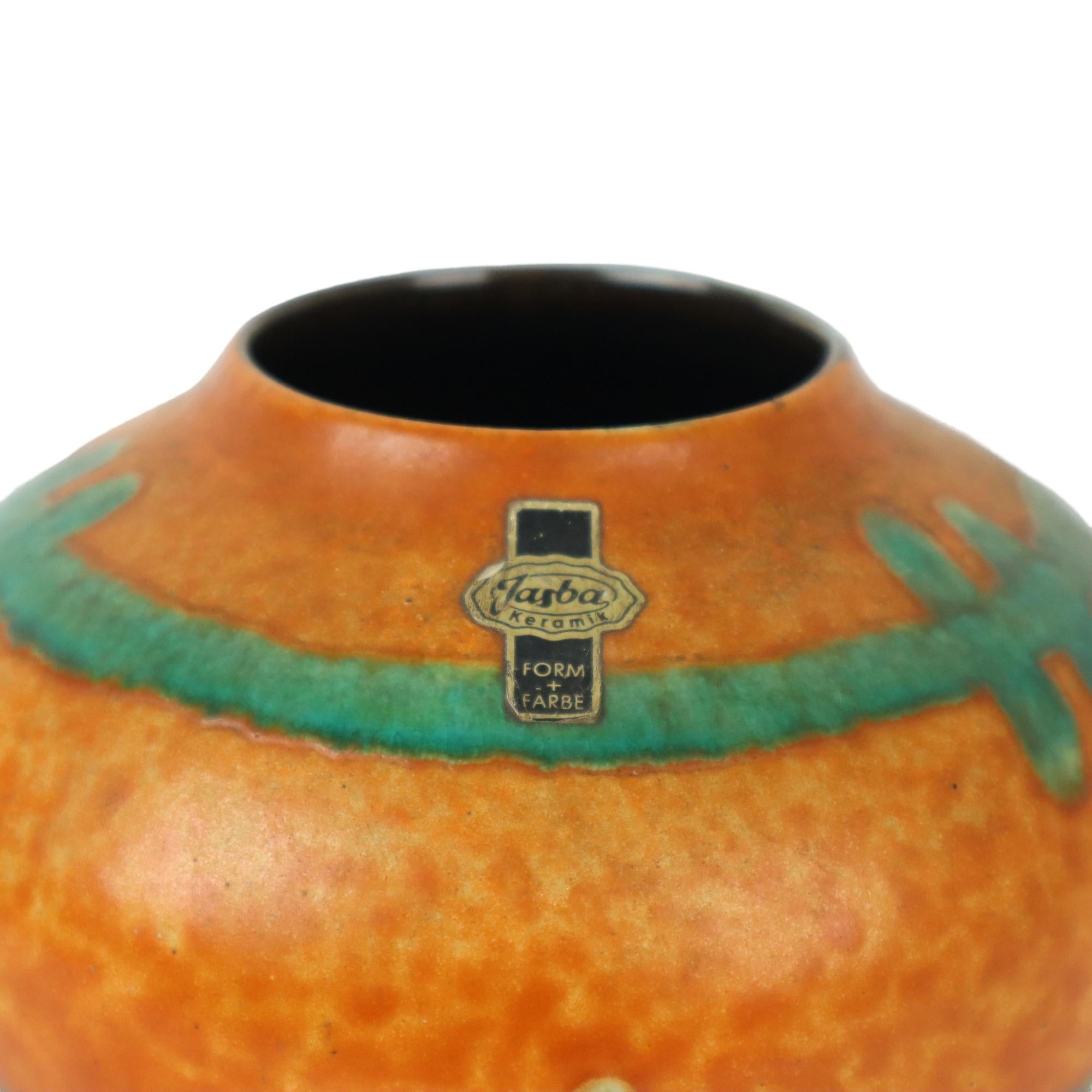 Magnifique vase vintage, céramique orange et turquoise d'Allemagne de l'Ouest, par Jasba Keramik, années 1960, numéroté 111-12 en bas.

L'Allemagne de l'Ouest était en fait un nom collectif pour les céramiques qui sont apparues sur le marché entre
