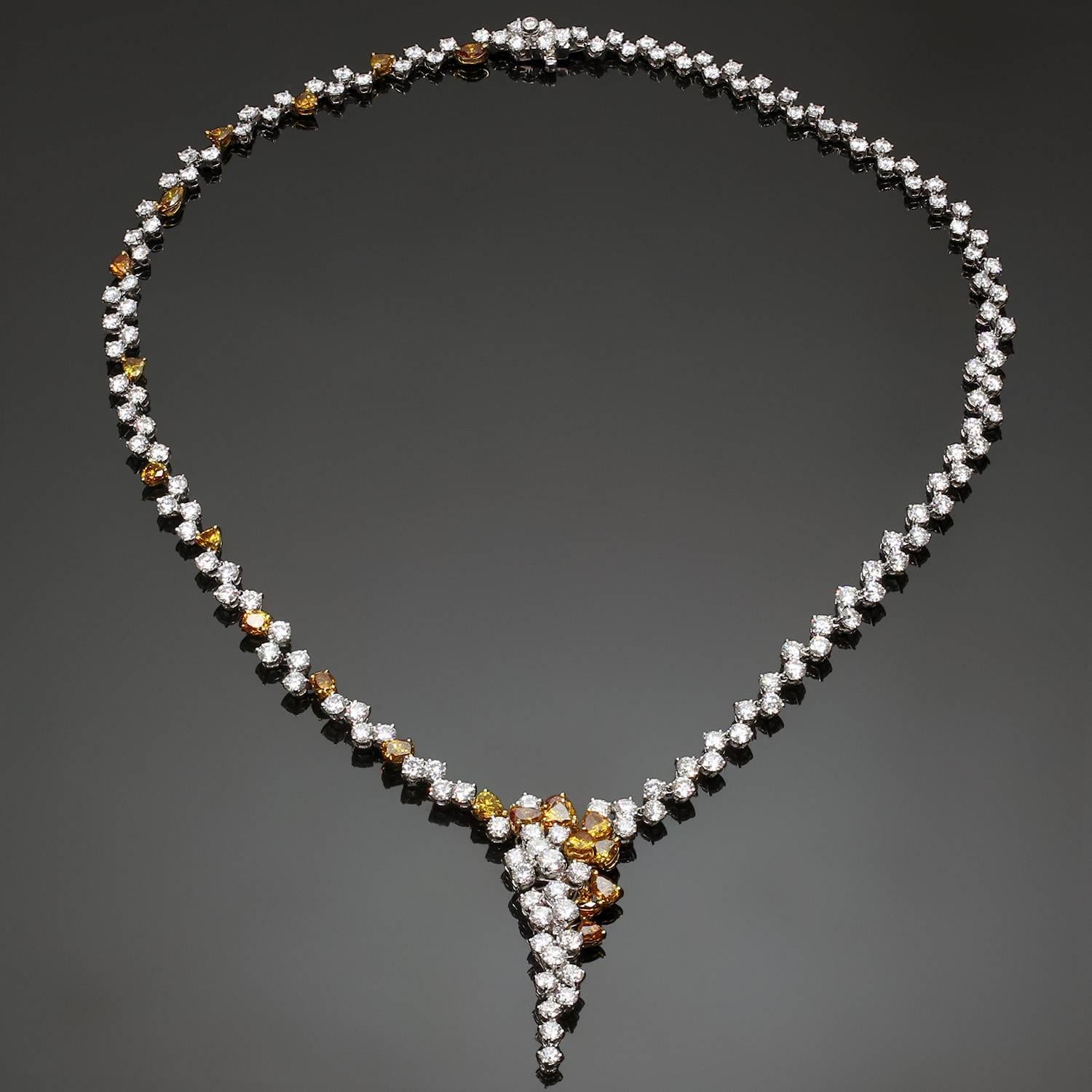 Collier en cascade en or blanc avec diamants orange et blancs Neuf - En vente à New York, NY