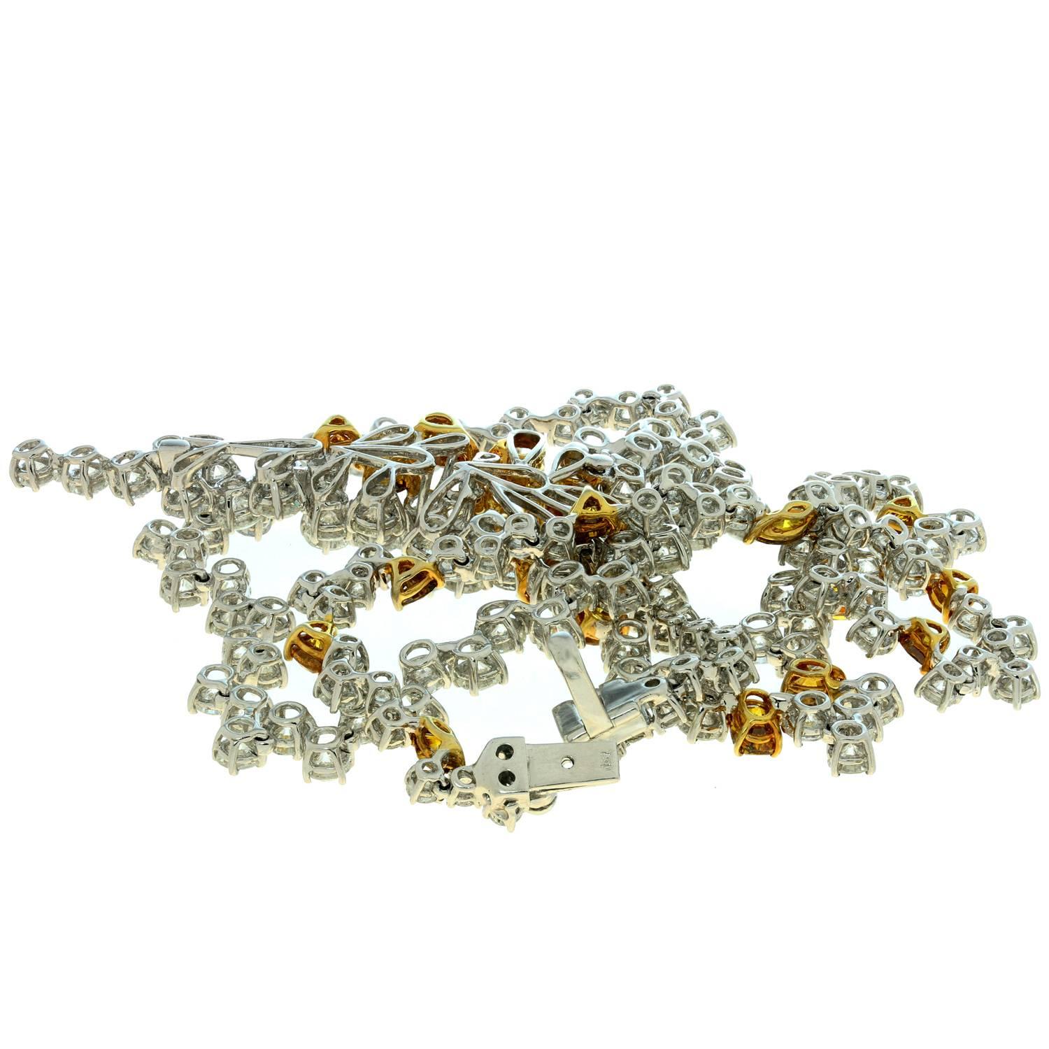 Collier en cascade en or blanc avec diamants orange et blancs en vente 3