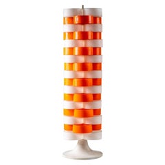 Lampadaire en plexiglas orange et blanc attribué à Stilux, Milan, Italie, années 1960