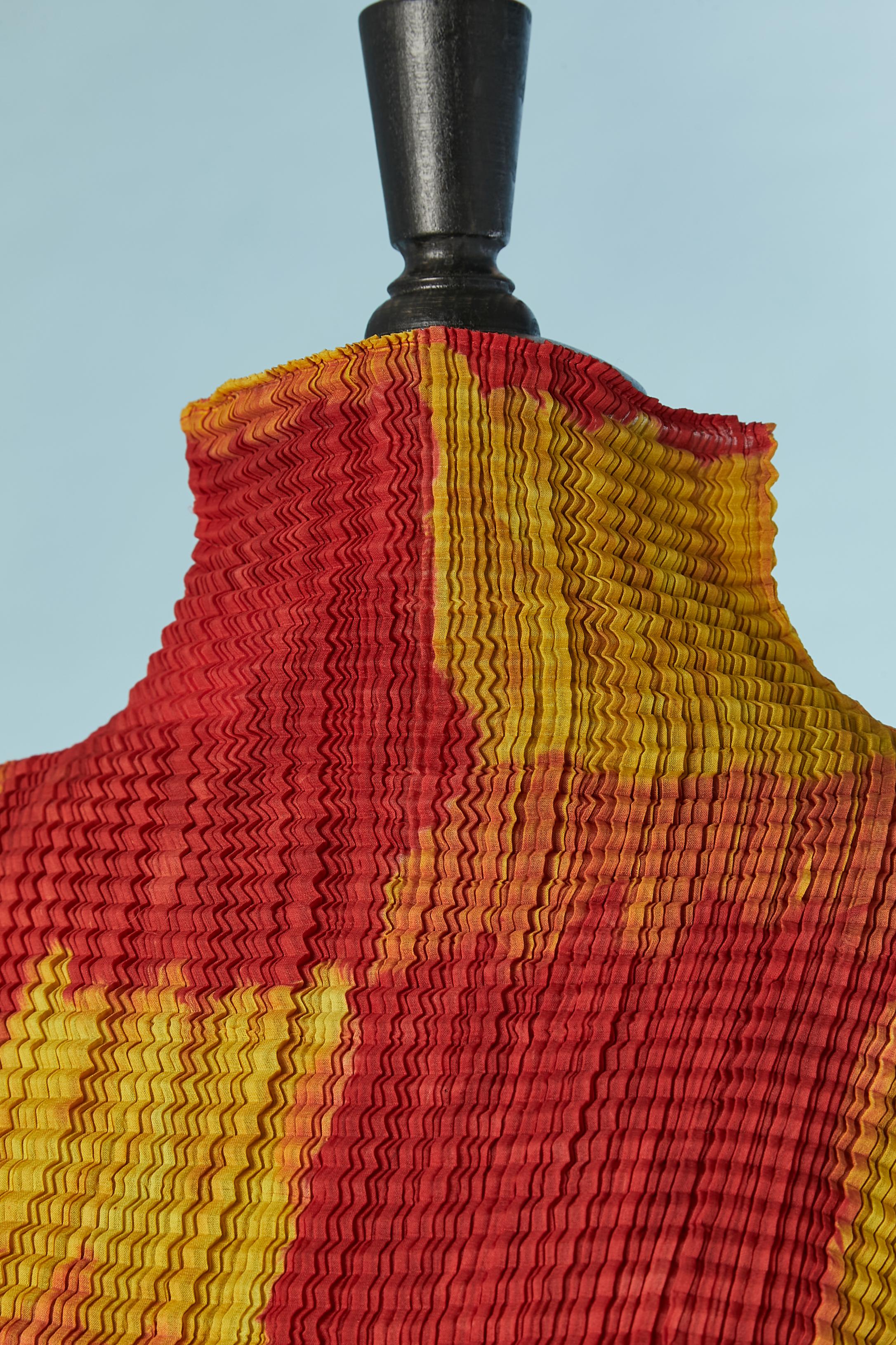 Orange and yellow pleated taÏ&daÏ long sleeve top.
SIZE M 