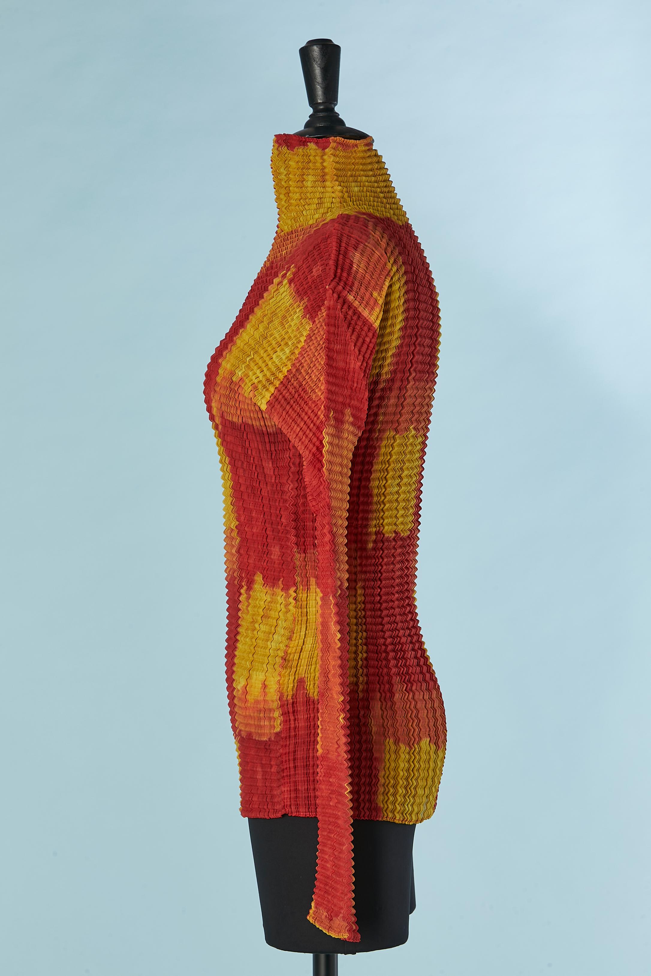 Orange and yellow pleated taÏ&daÏ long sleeve top Issey Miyake In Excellent Condition For Sale In Saint-Ouen-Sur-Seine, FR