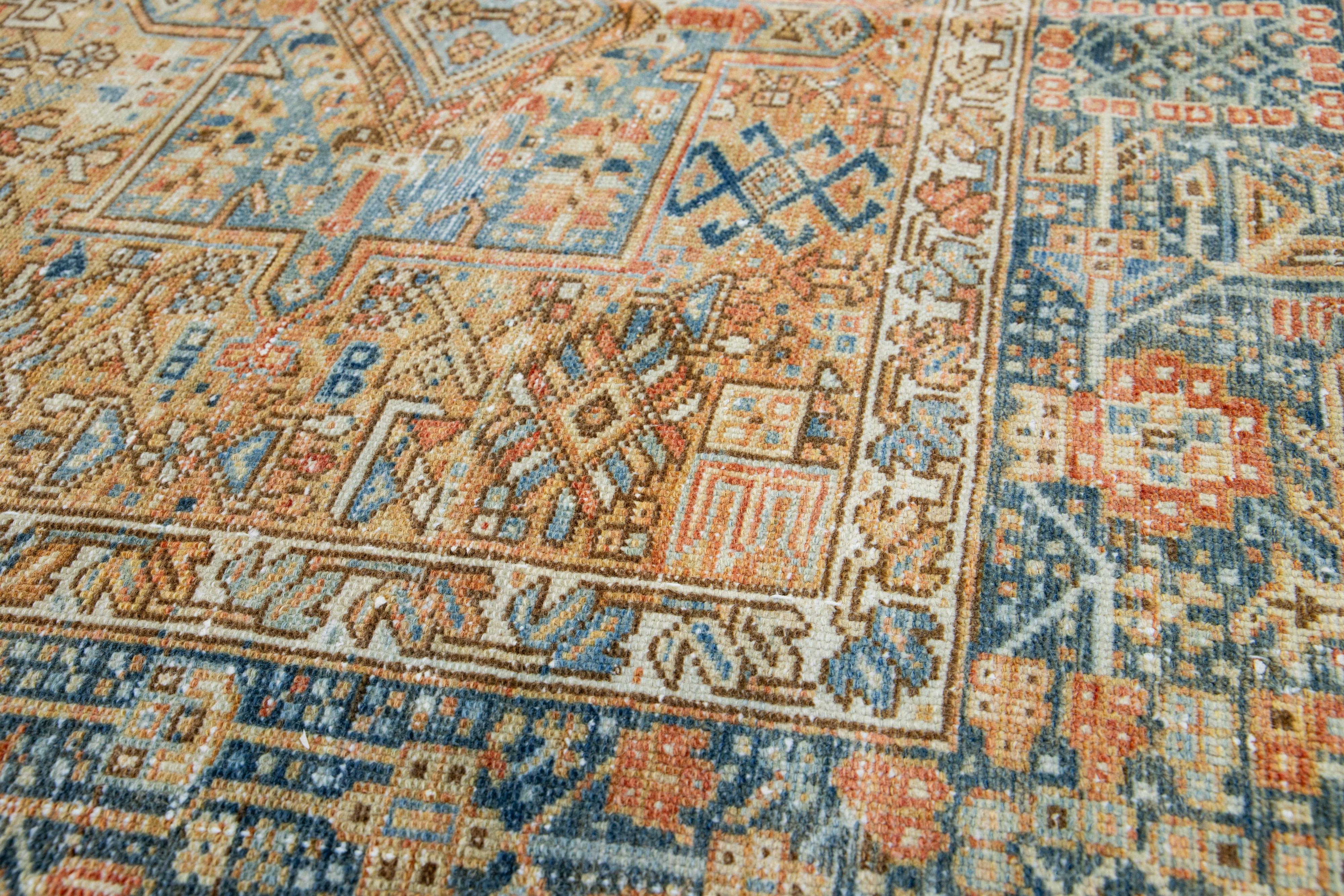 Tapis de couloir Heriz orange ancien en laine fait à la main présentant un motif géométrique sur toute sa surface en vente 1