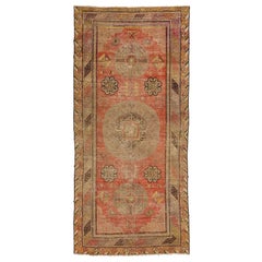 Antiker Khotan-Wollteppich in Orange, handgefertigt mit Medaillonmuster