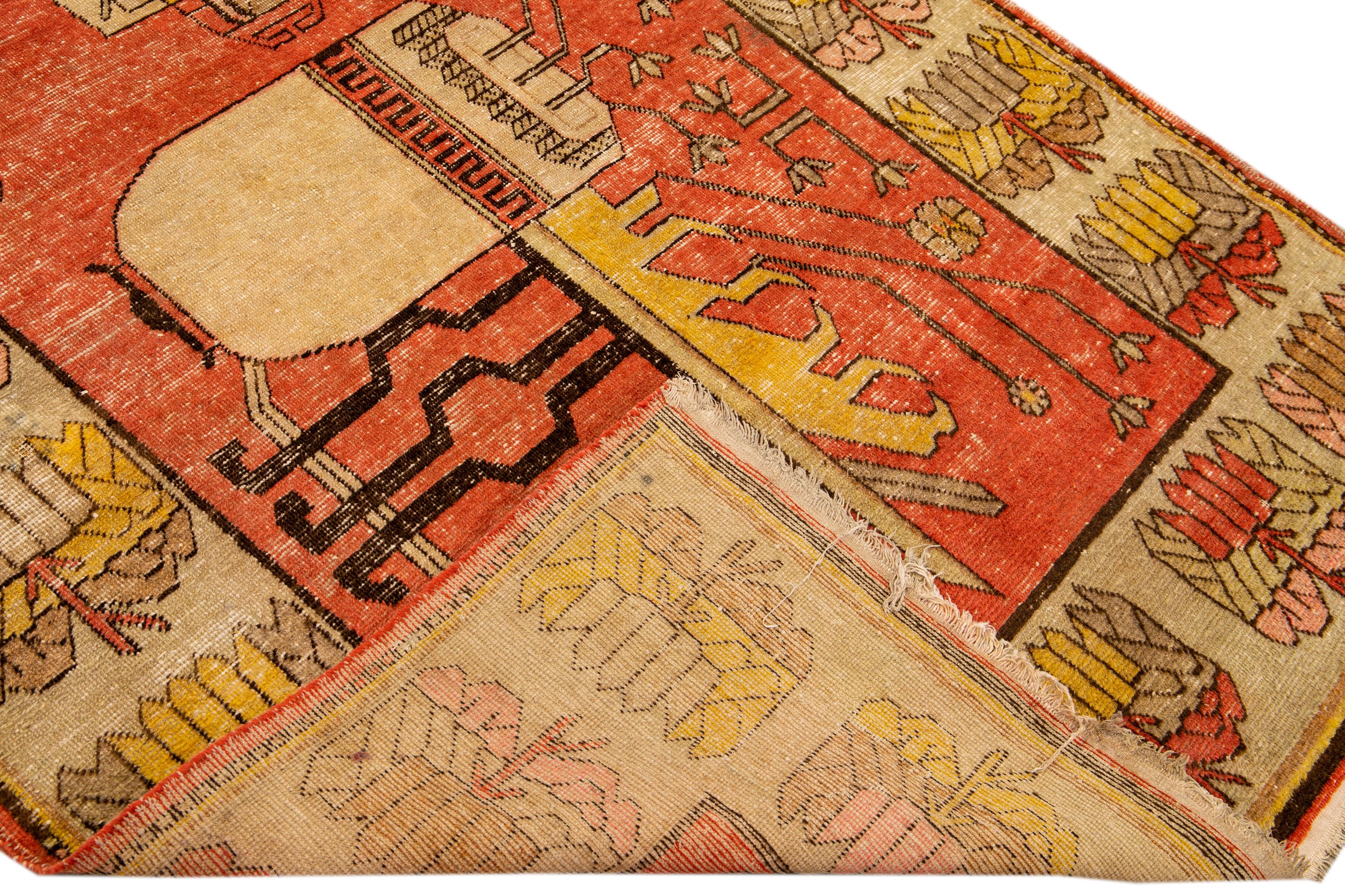 Preciosa alfombra moderna de lana anudada a mano de Samarcanda con campo naranja. Esta pieza tiene acentos marrones, amarillos y rosas por todo el diseño del motivo pictórico.

Esta alfombra mide 4'6