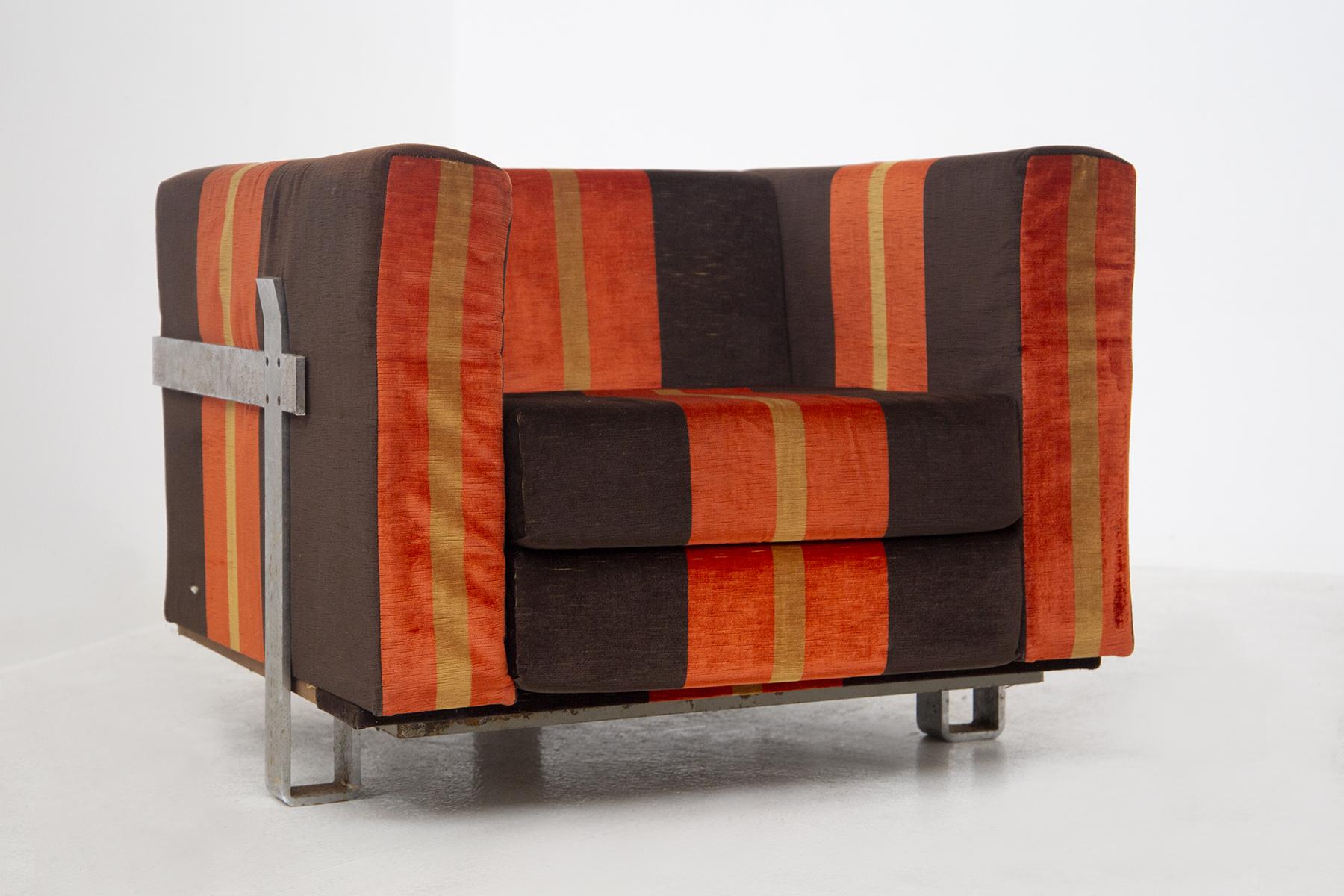 Prächtiges Set aus 2 Stoffsesseln, entworfen von Luigi Caccia Dominioni für die renommierte Manufaktur Azucena Italia.
Die Vintage-Sessel sind aus braunem, orangefarbenem und gelb gestreiftem Stoff gefertigt, der einen sehr farbenfrohen