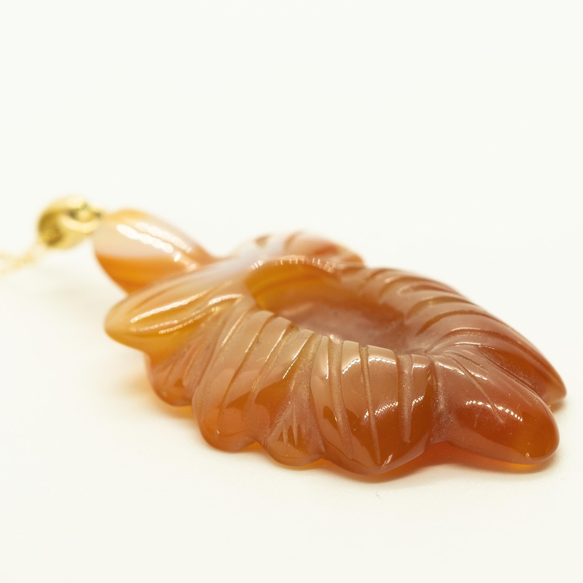 Taille mixte Intini Jewels, collier en or jaune 18 carats avec fleur sculpte en aventurine orange en vente