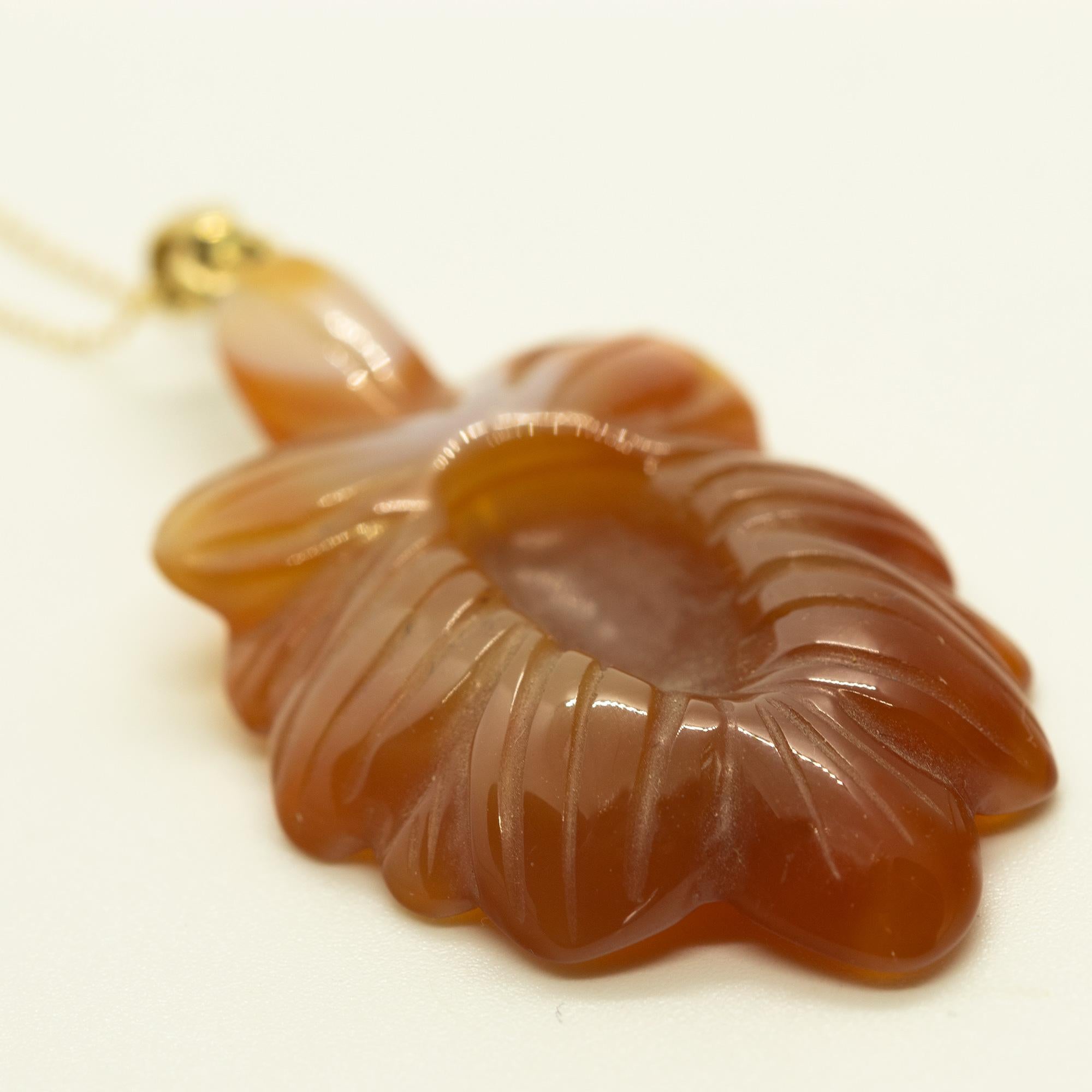 Intini Jewels, collier en or jaune 18 carats avec fleur sculpte en aventurine orange Neuf - En vente à Milano, IT