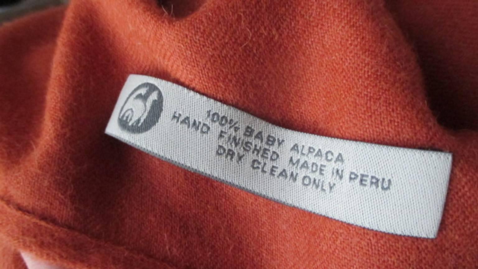 Orangefarbener Baby-Alpaka-Umhang  im Zustand „Hervorragend“ im Angebot in Amsterdam, NL