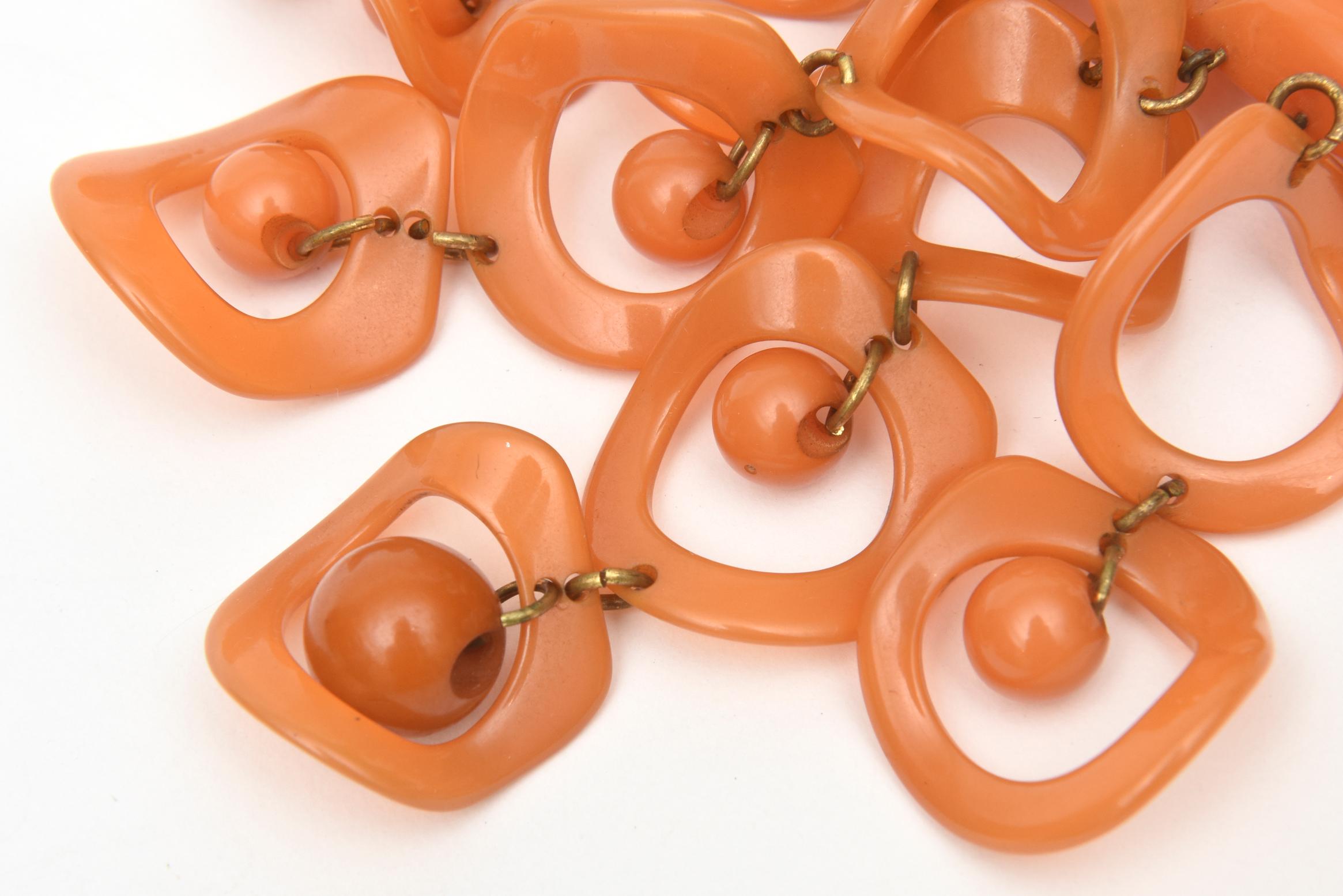 Geometrische Dangler-Anstecknadelbrosche aus orangefarbenem Bakelit, Vintage, selten  Damen im Angebot