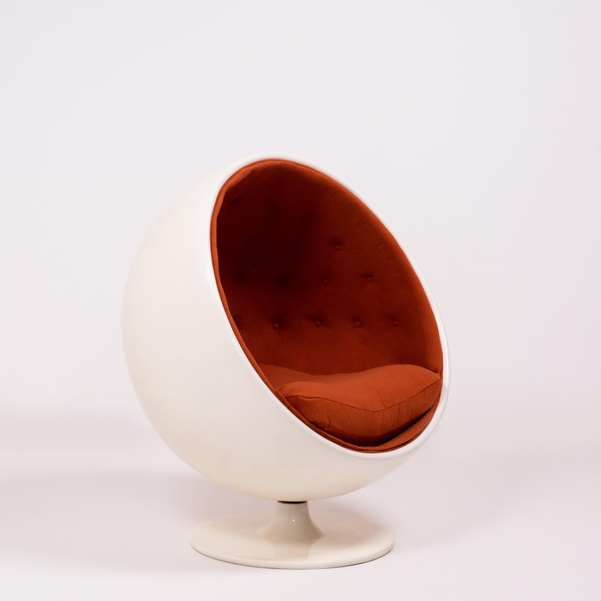 Der 1963 von Eero Aarnio entworfene Ball Chair wurde erstmals 1966 auf der Kölner Möbelmesse präsentiert und ist seitdem ein Stück Designgeschichte. 

Der aus weißem Fiberglas nach dem Vorbild von Eero Aarnio gefertigte Kugelstuhl hat eine