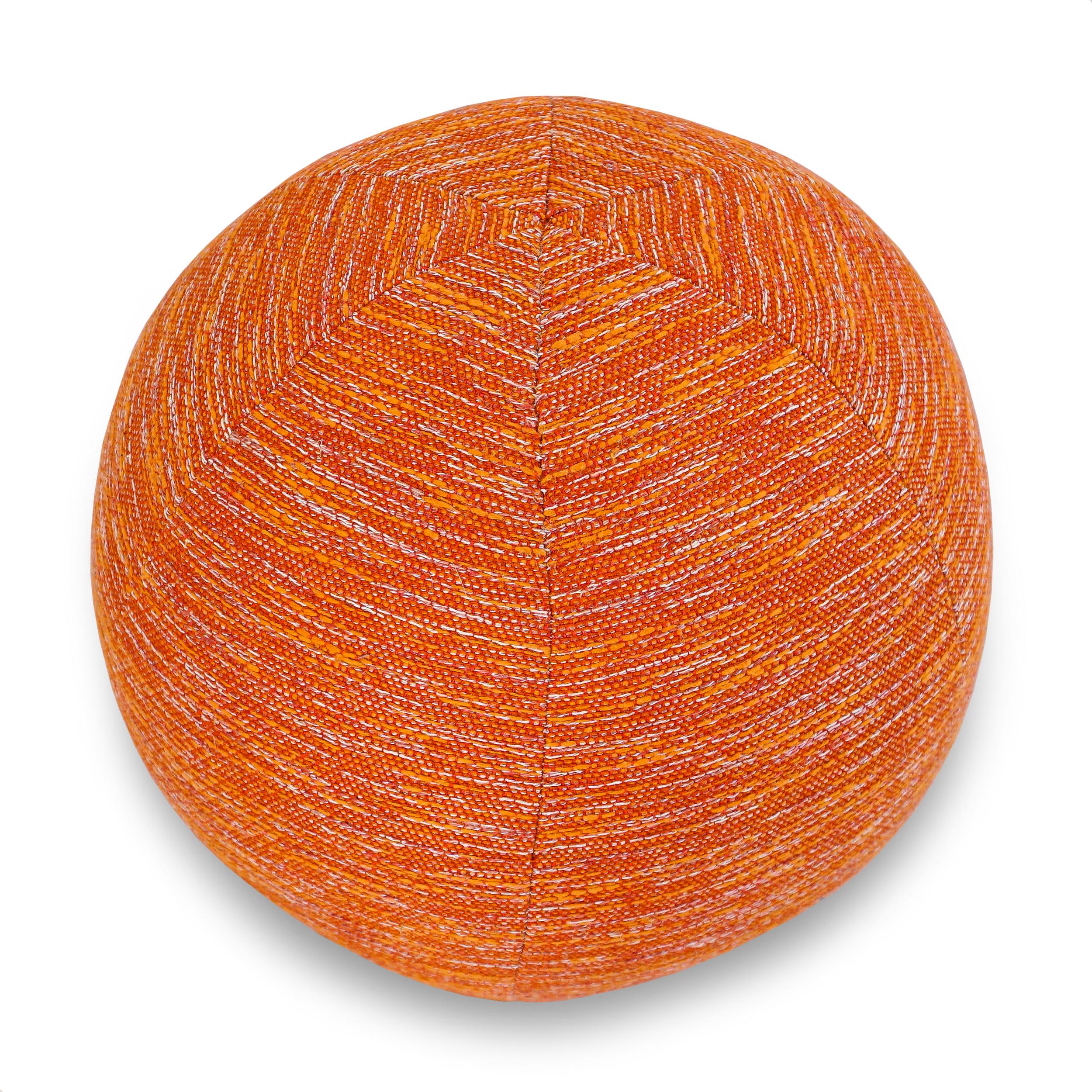 Coussin à boules orange en vente 1