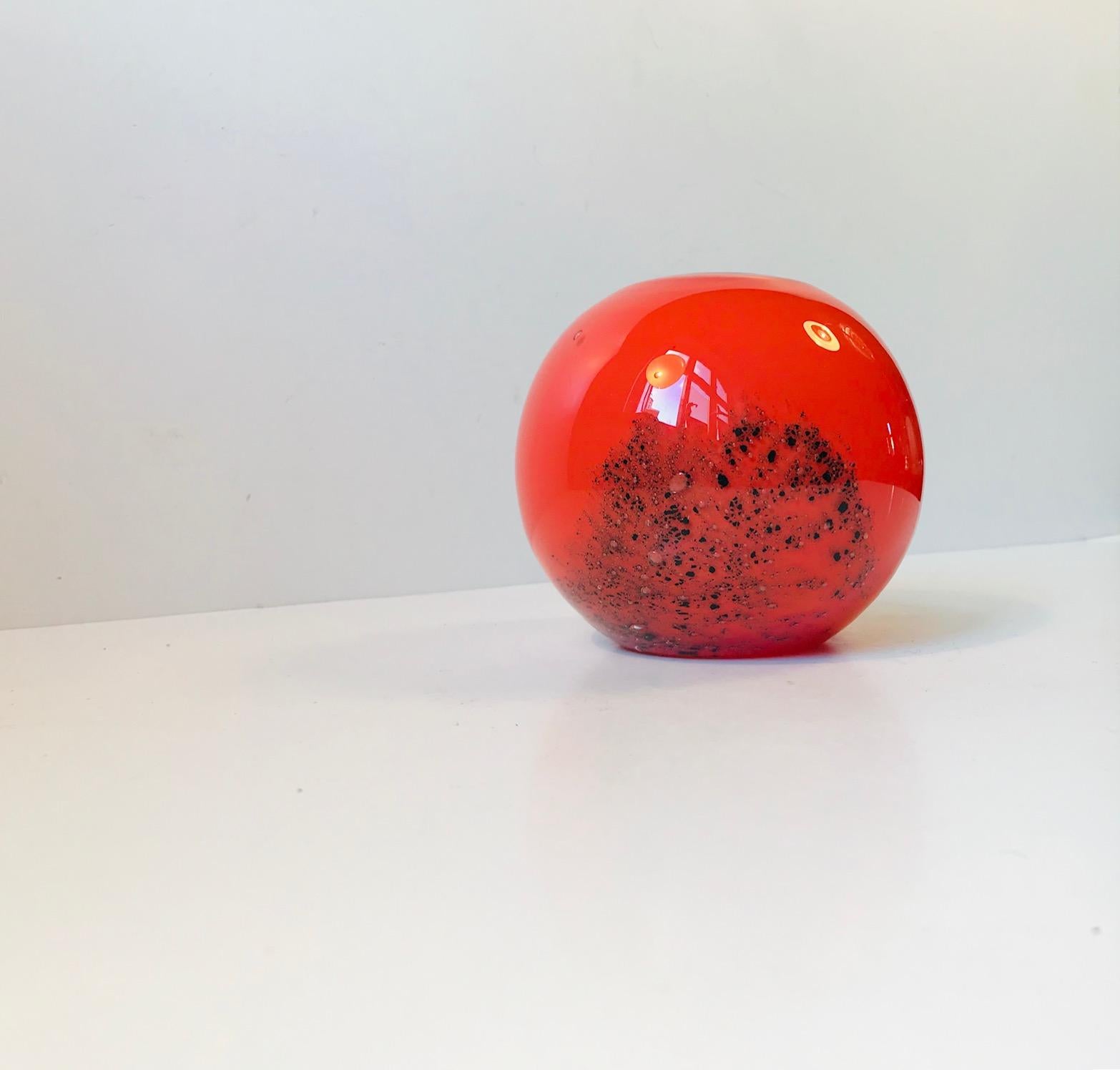 Orange Ball Vase in Czech Art Glass by Frantisek Koudelka, 1970s In Good Condition For Sale In Esbjerg, DK