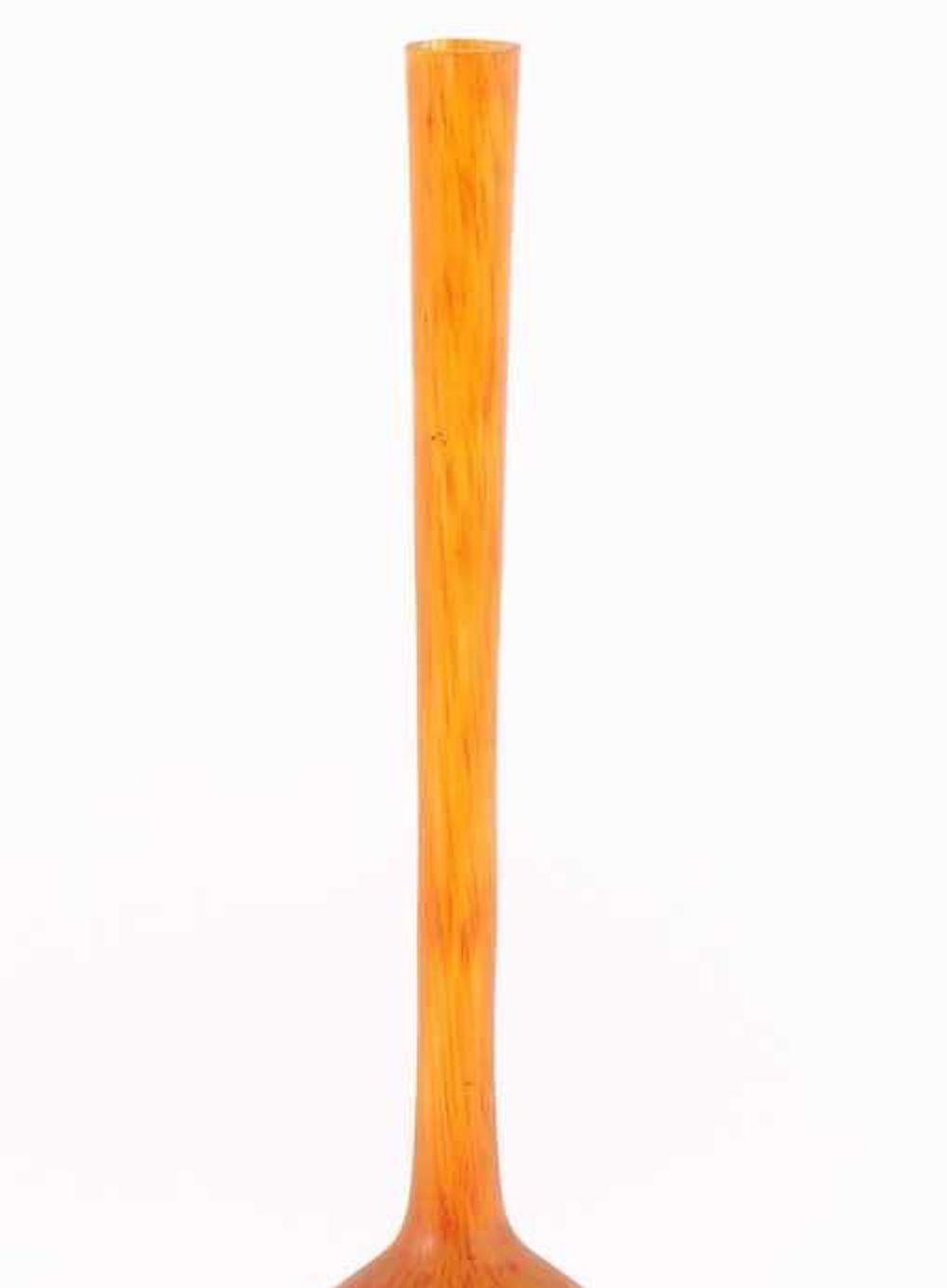 Diese Vase von Berluze ist ein originelles Dekorationsobjekt aus den 1920er Jahren.

Orangefarbene Glasvase namens Berluze (Langhalsvase in persischer Form) von André Delatte, der 1921 eine kleine Glashütte in Jarville in der Nähe von Nancy