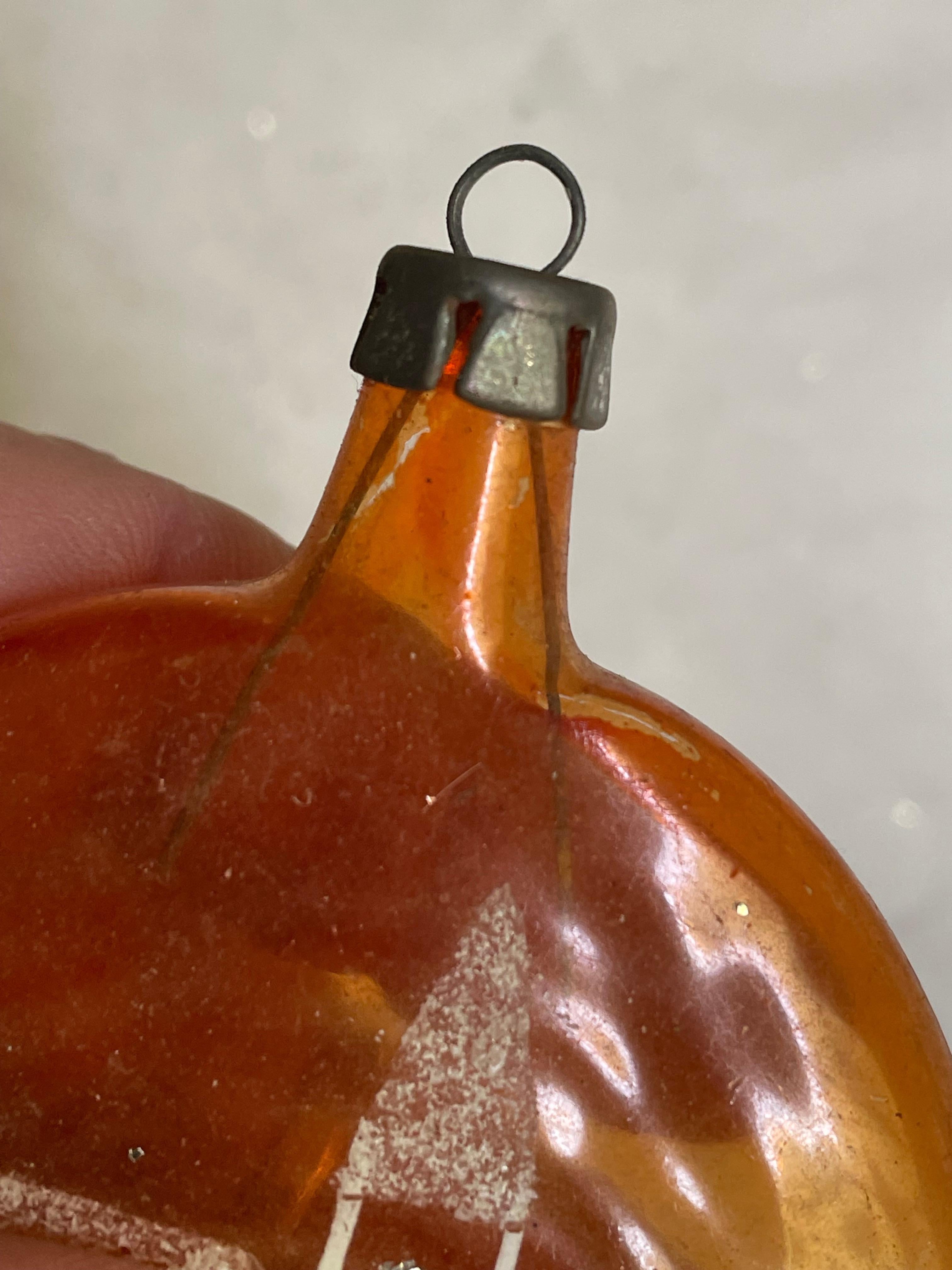 Ornamento per l'albero di Natale in vetro soffiato arancione dipinto a mano a forma di palla appiattita della chiesa in vendita 2