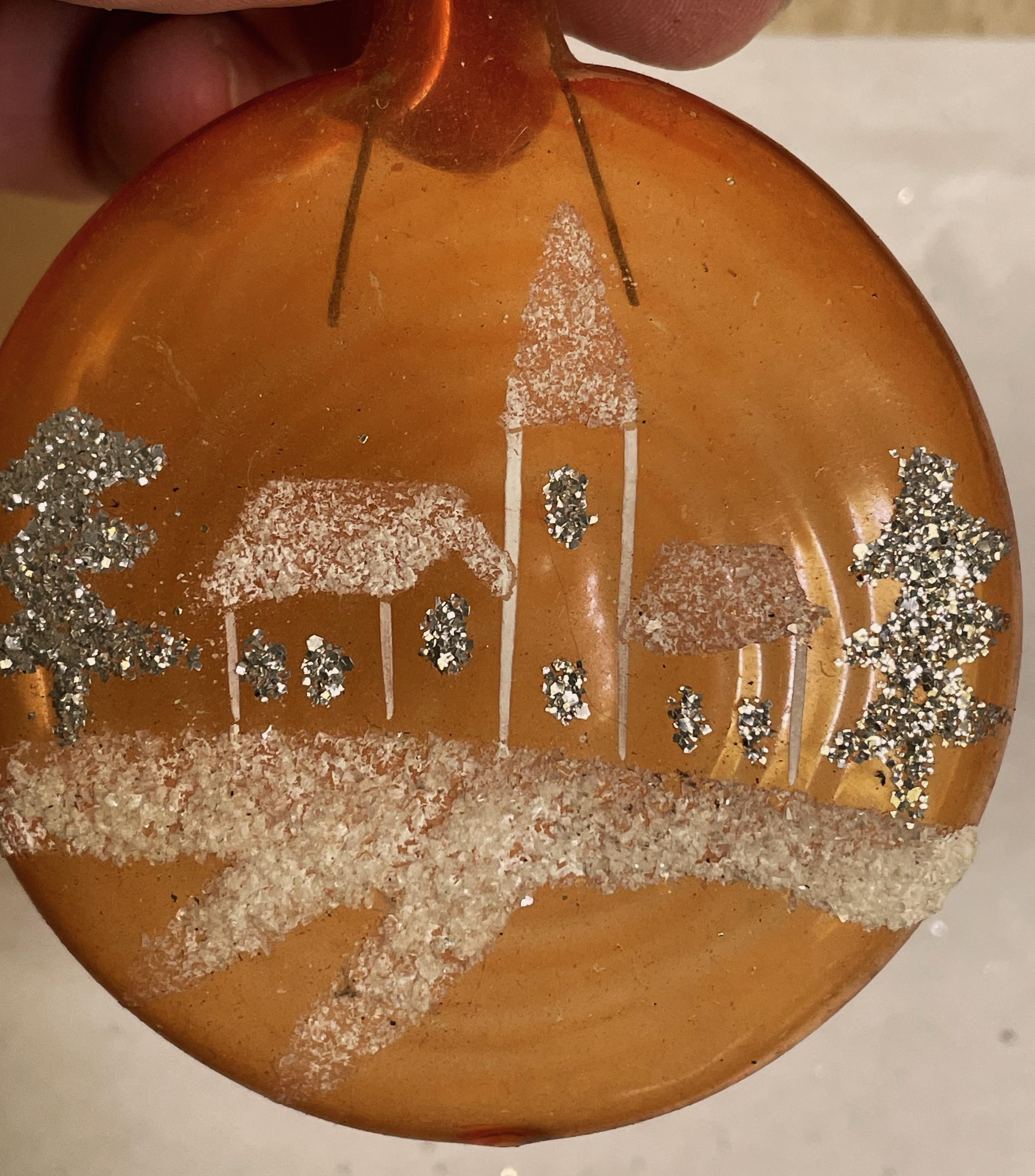 Arte popolare Ornamento per l'albero di Natale in vetro soffiato arancione dipinto a mano a forma di palla appiattita della chiesa in vendita