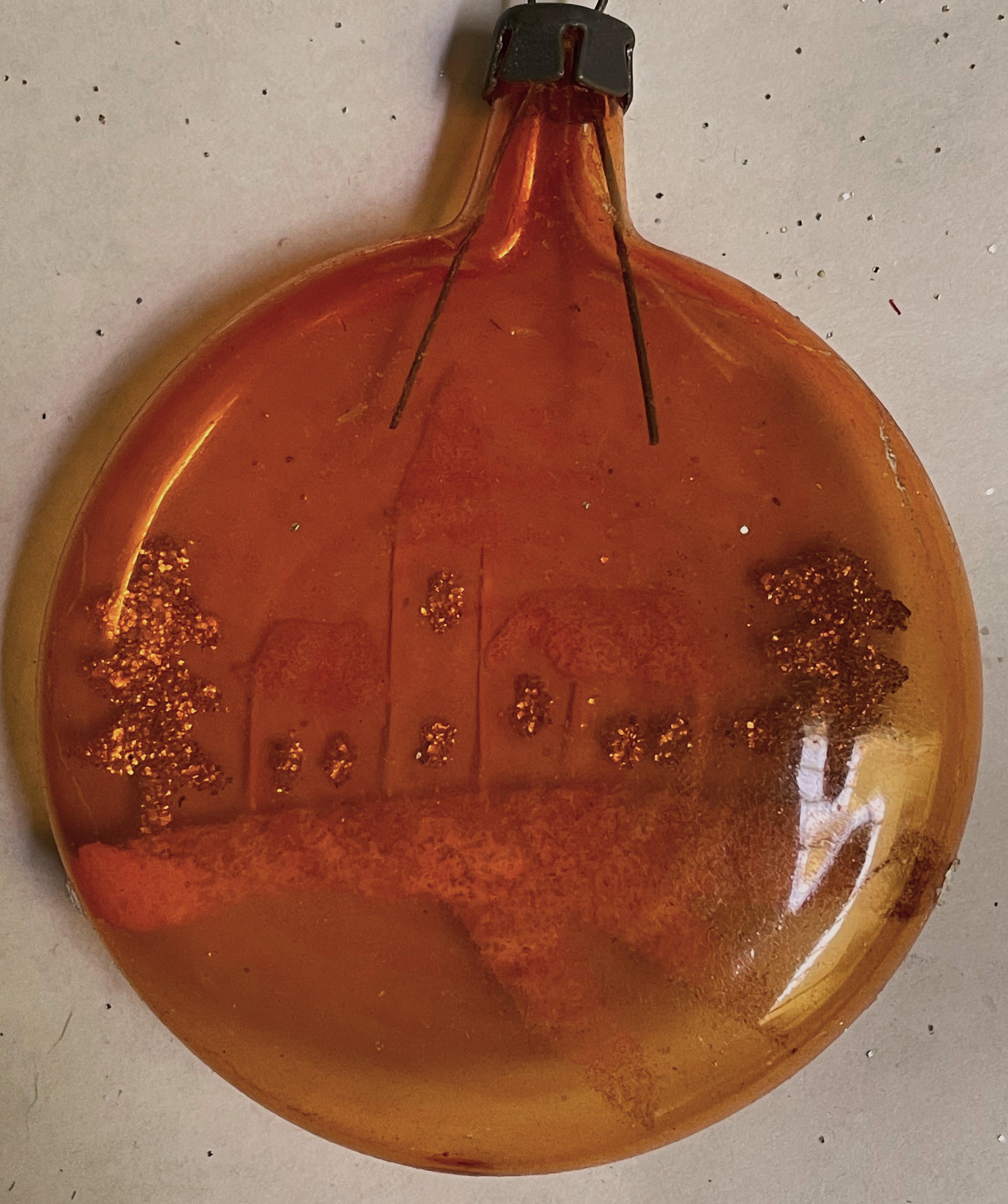 Sconosciuto Ornamento per l'albero di Natale in vetro soffiato arancione dipinto a mano a forma di palla appiattita della chiesa in vendita