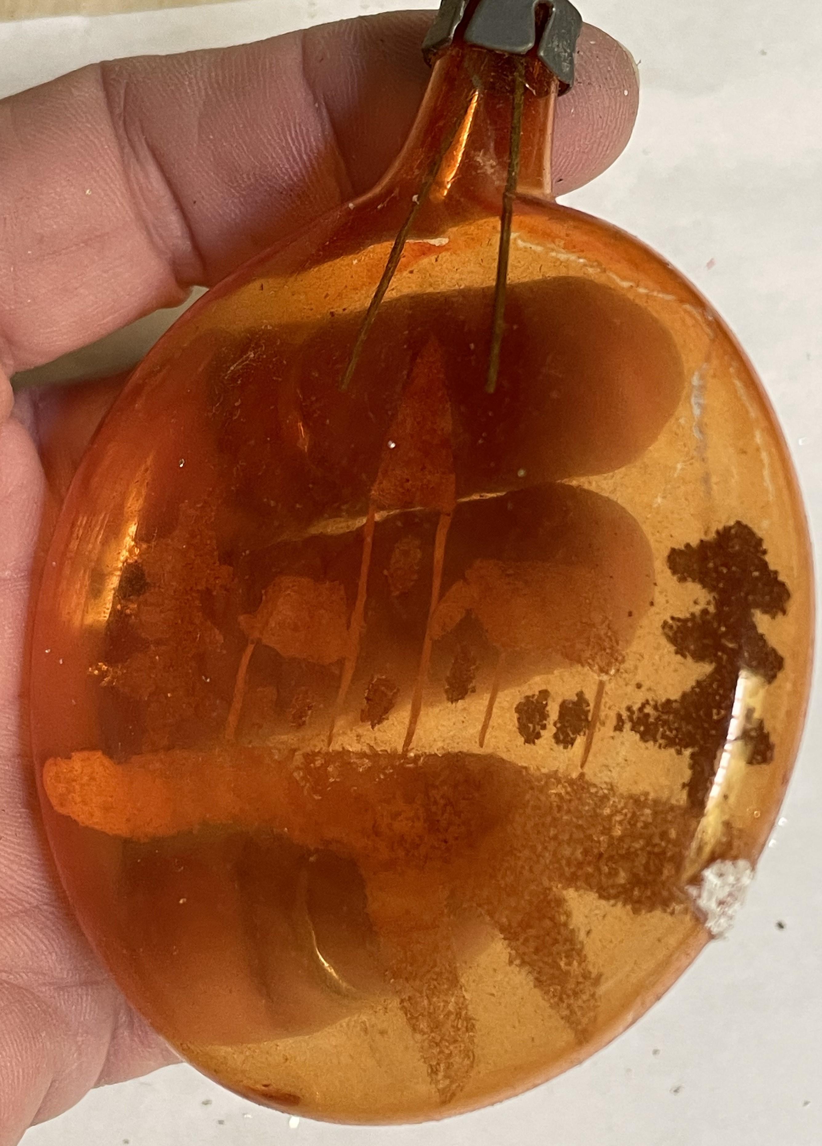Dipinto Ornamento per l'albero di Natale in vetro soffiato arancione dipinto a mano a forma di palla appiattita della chiesa in vendita
