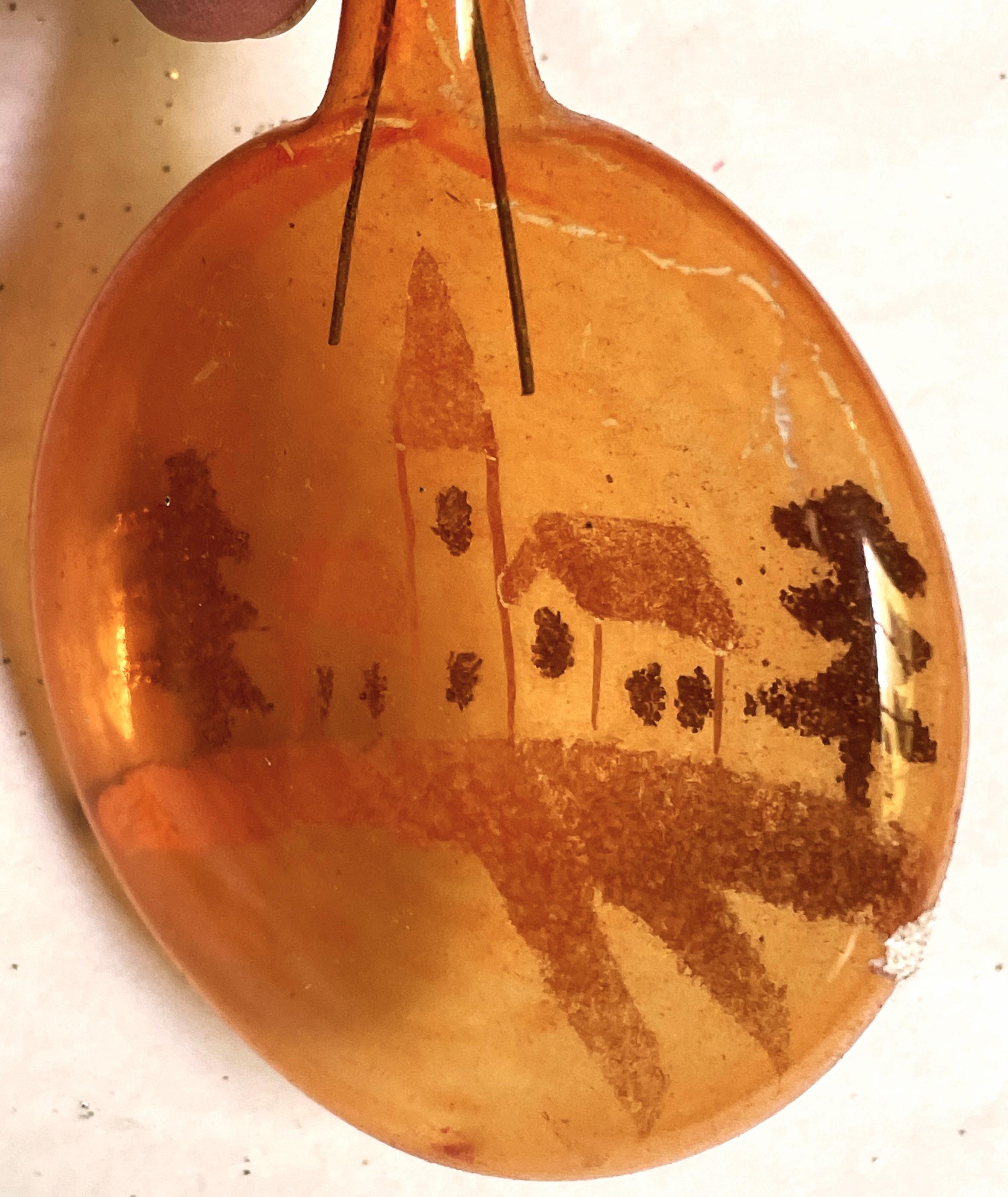 Ornamento per l'albero di Natale in vetro soffiato arancione dipinto a mano a forma di palla appiattita della chiesa In condizioni buone in vendita a Clifton Forge, VA