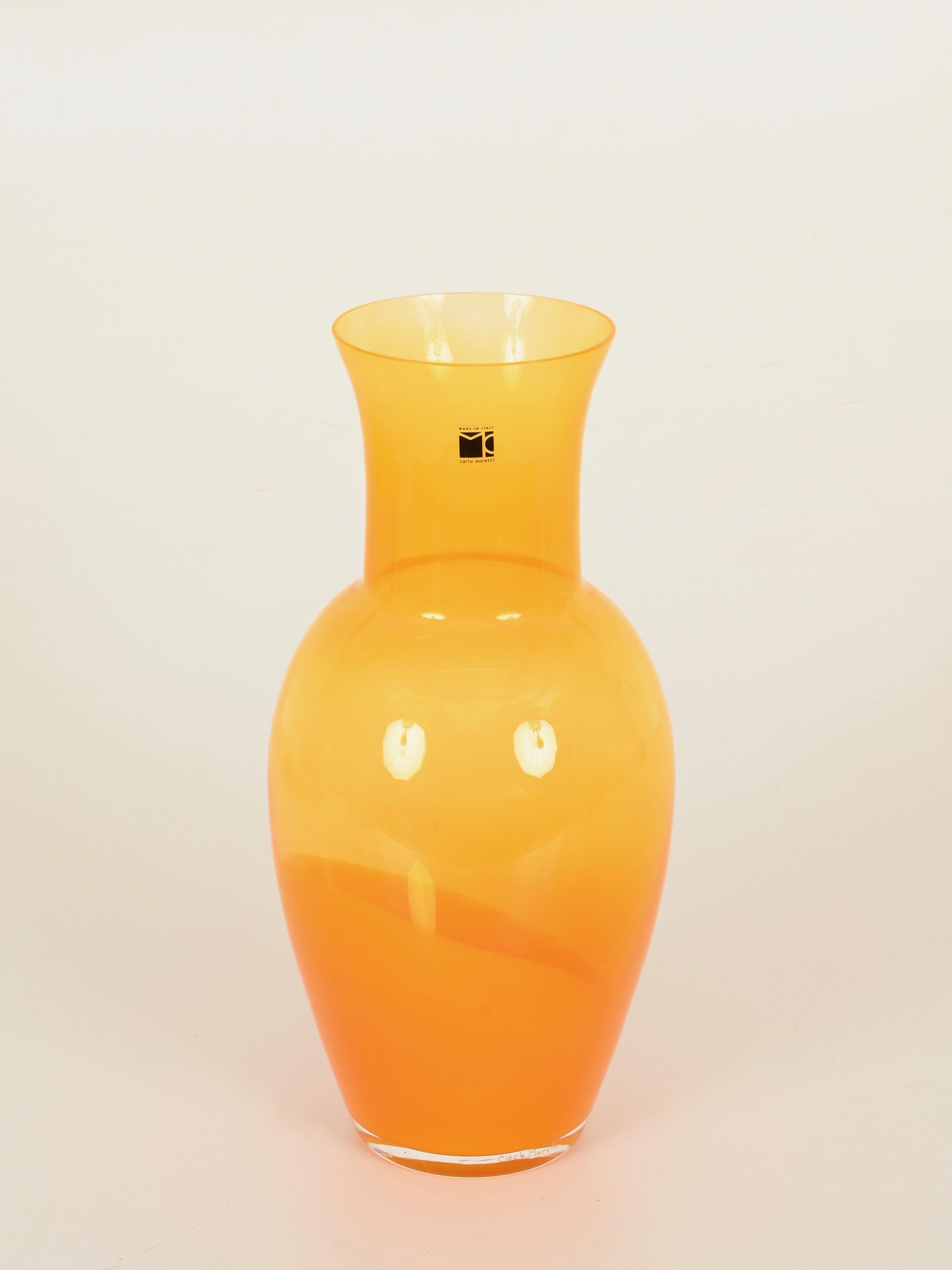 Mid-Century moderno Vaso decorativo in vetro soffiato arancione di Murano, firmato da Carlo Moretti, Italia anni '70 in vendita