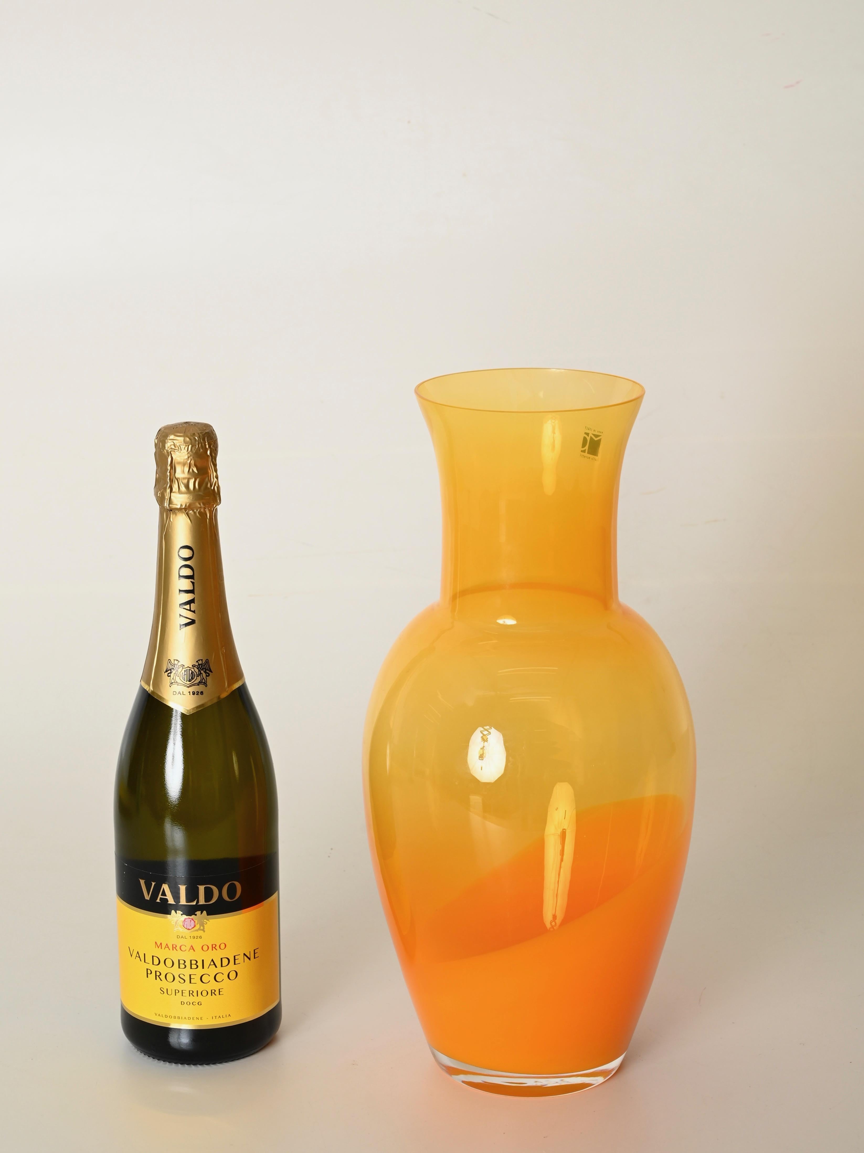 Vaso decorativo in vetro soffiato arancione di Murano, firmato da Carlo Moretti, Italia anni '70 In condizioni buone in vendita a Roma, IT