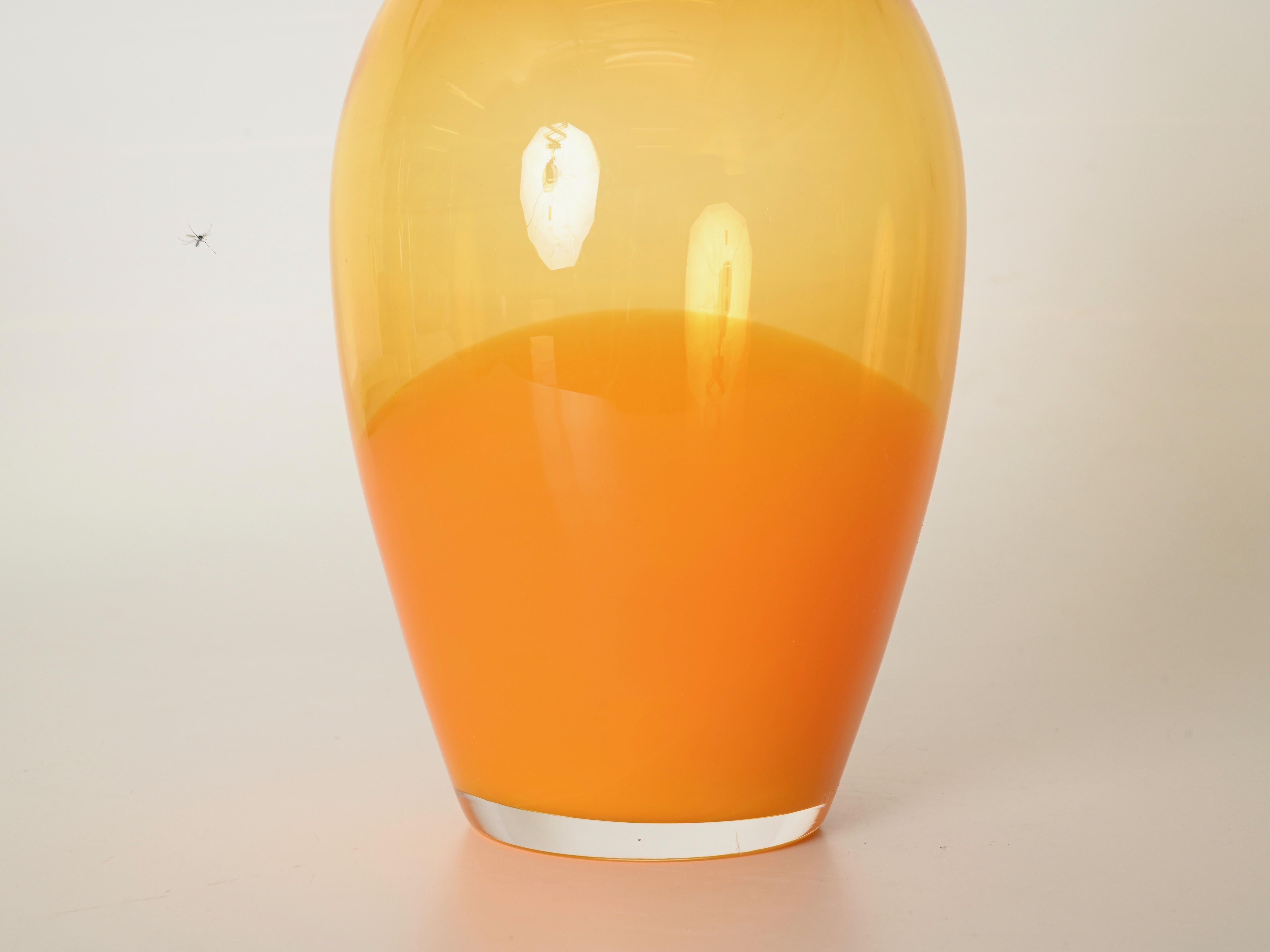 Vetro artistico Vaso decorativo in vetro soffiato arancione di Murano, firmato da Carlo Moretti, Italia anni '70 in vendita