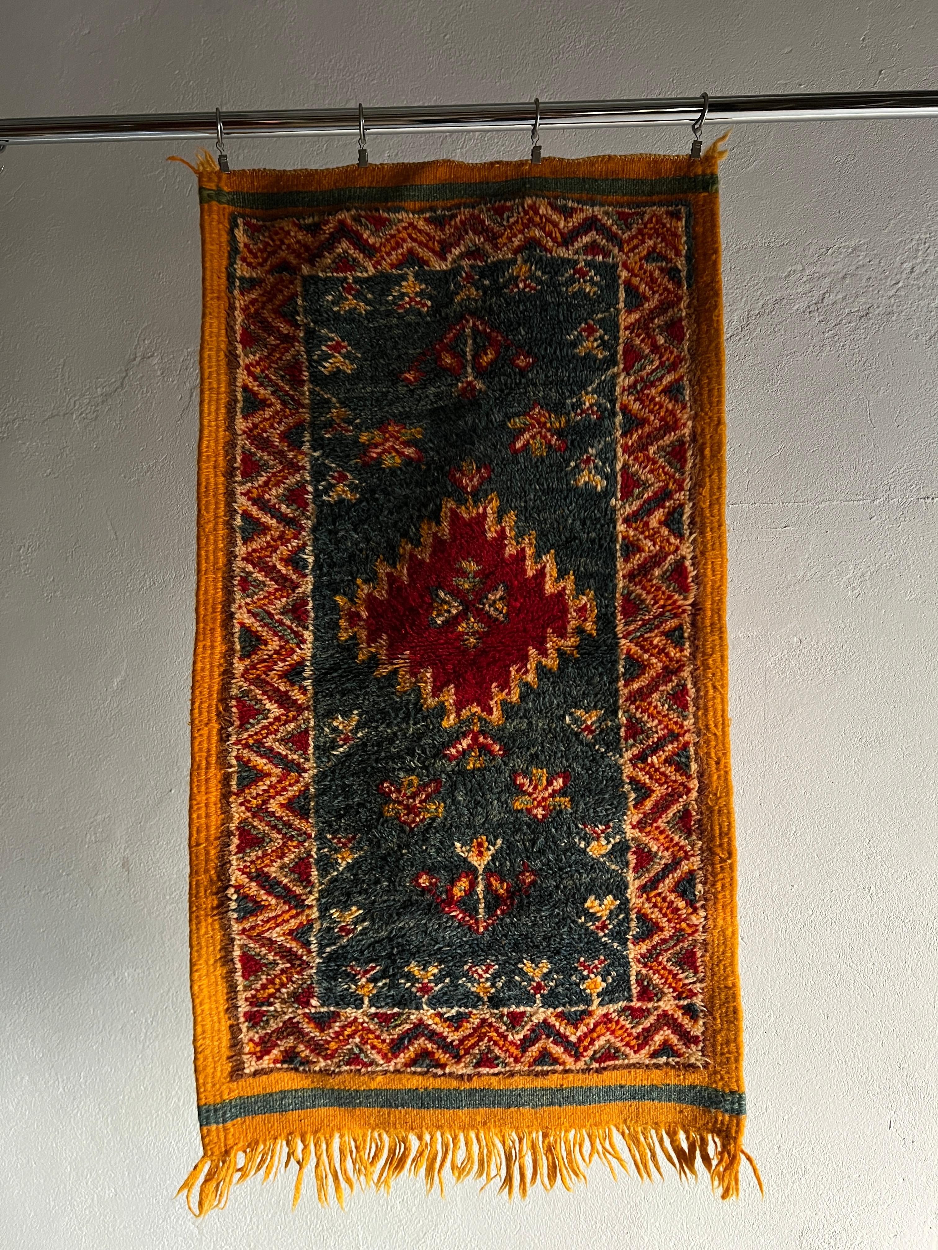 Vintage wool wall decoration carpet or a small rug but with a fringe on one side.

Additional information:
Origin: Sweden
Period: 1960s
Dimensions: W 53 cm x D 105 cm
Condition: Goodvintage condition
