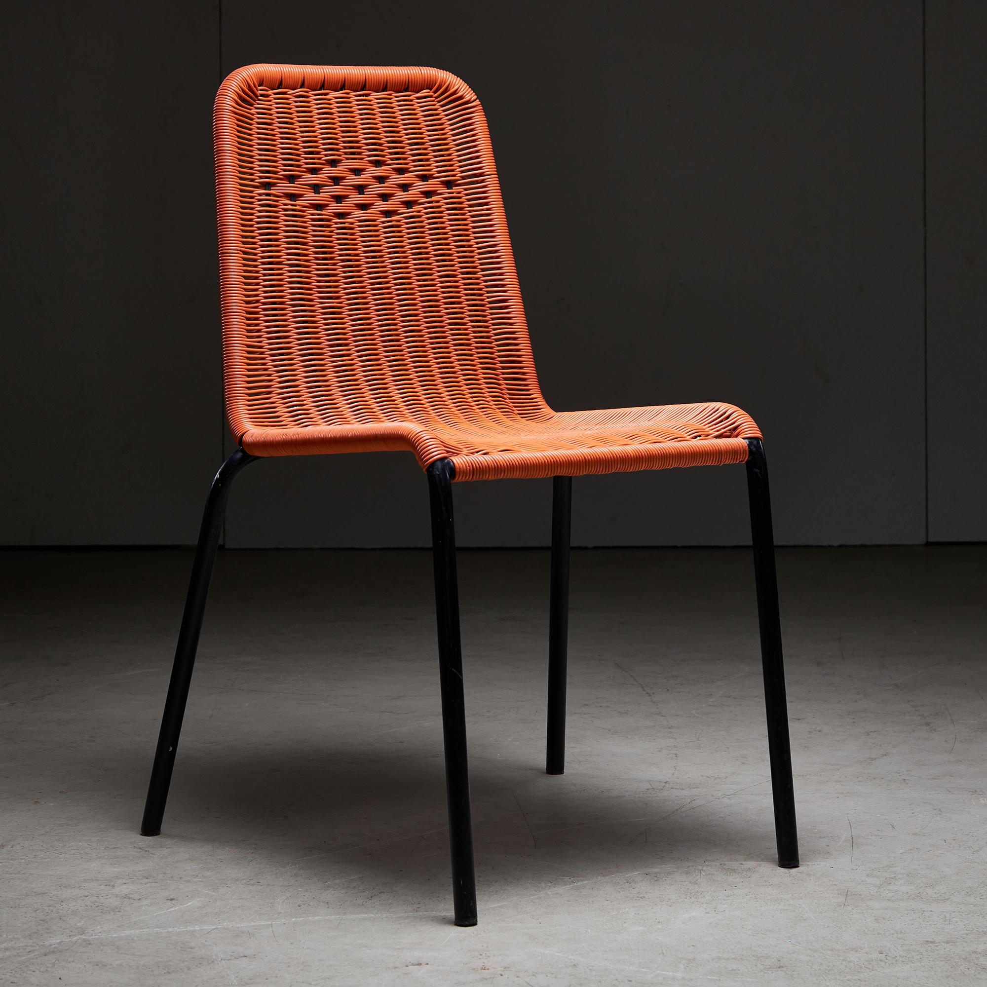 Eleva tu espacio exterior con esta impresionante silla de exterior moderna de mediados de siglo, una pieza por excelencia de la década de 1960. Con un elegante armazón de tubo negro, esta silla no sólo es elegante, sino también duradera y