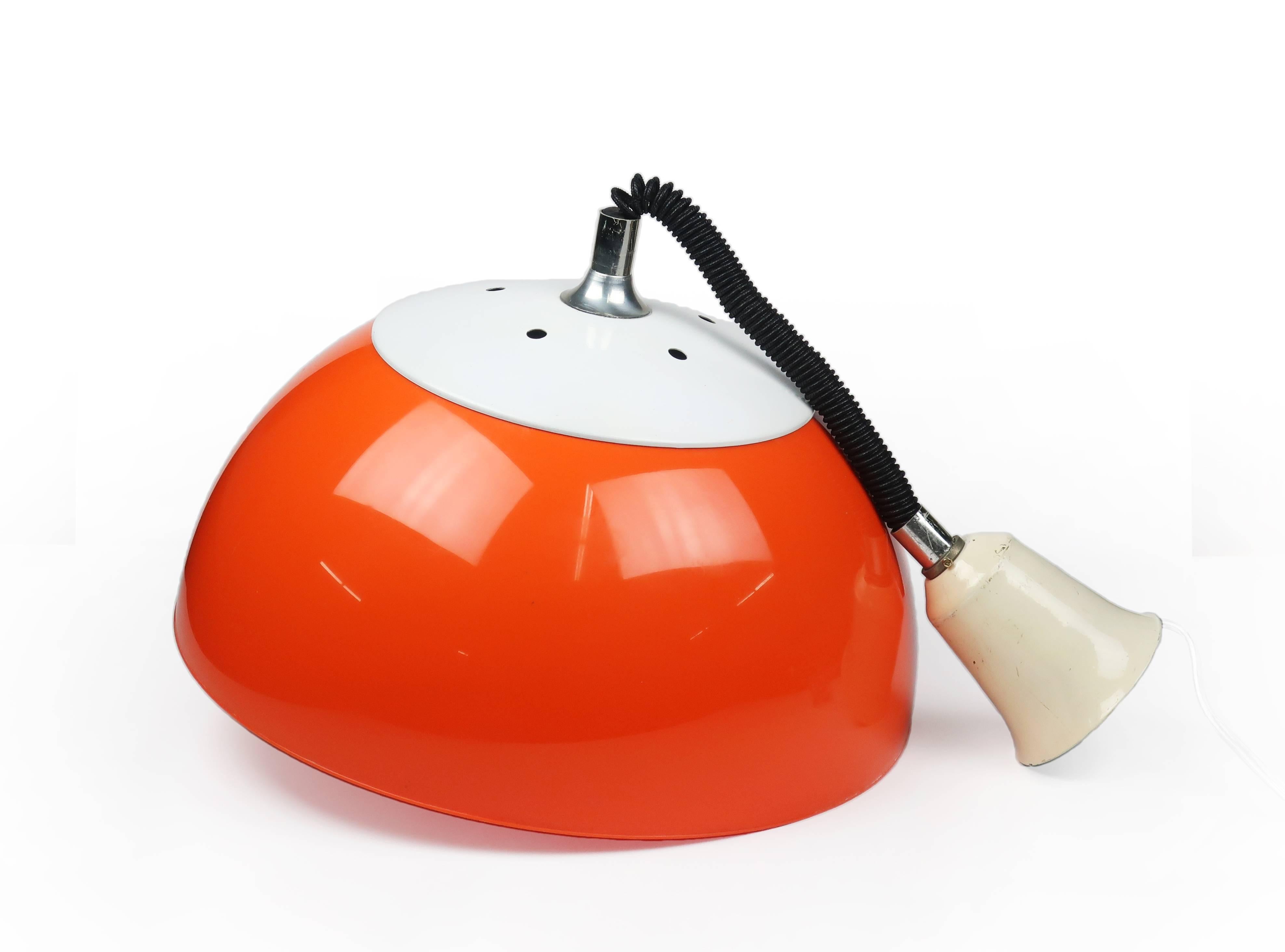 Gran lámpara colgante retráctil italiana moderna naranja de los años 70 en excelente estado vintage. Esta perfecta lámpara de estilo pop tiene un asa cromada debajo de la pantalla de plástico naranja para bajar la luz o subirla a la altura deseada.