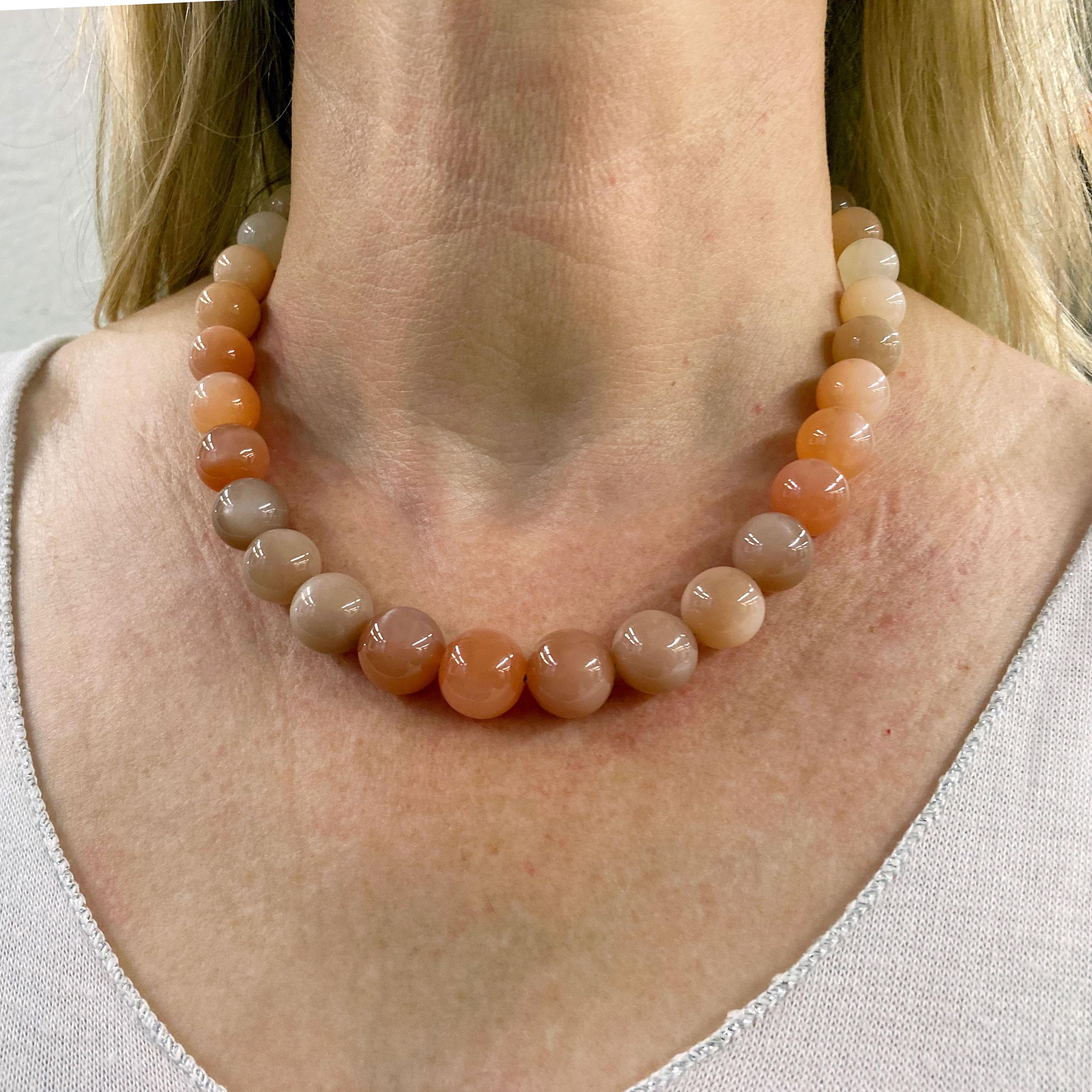 A very elegant and wearable Moonstone necklace with an 18 Karat rose Gold clasp with Pyramid decor. The necklace is slightly graduated ranging from 15.5mm to 10.5mm. The moonstone beads vary in color, all in earthy warm hues. 
Total length: 47 cm. 