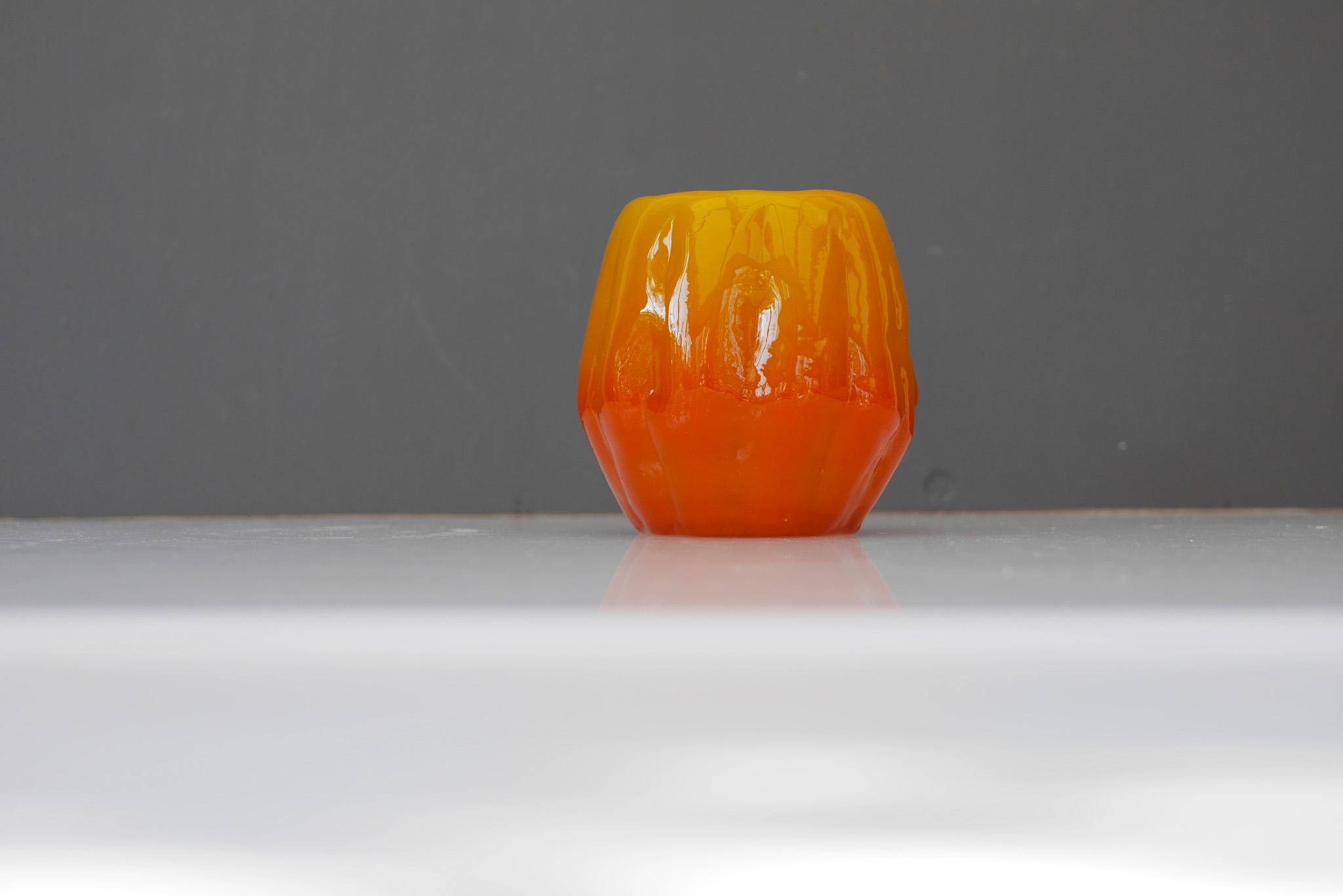 Orangefarbener brutalistischer Kerzenhalter aus Kunstglas oder kleine Vase aus Ruda, Schweden im Angebot 2