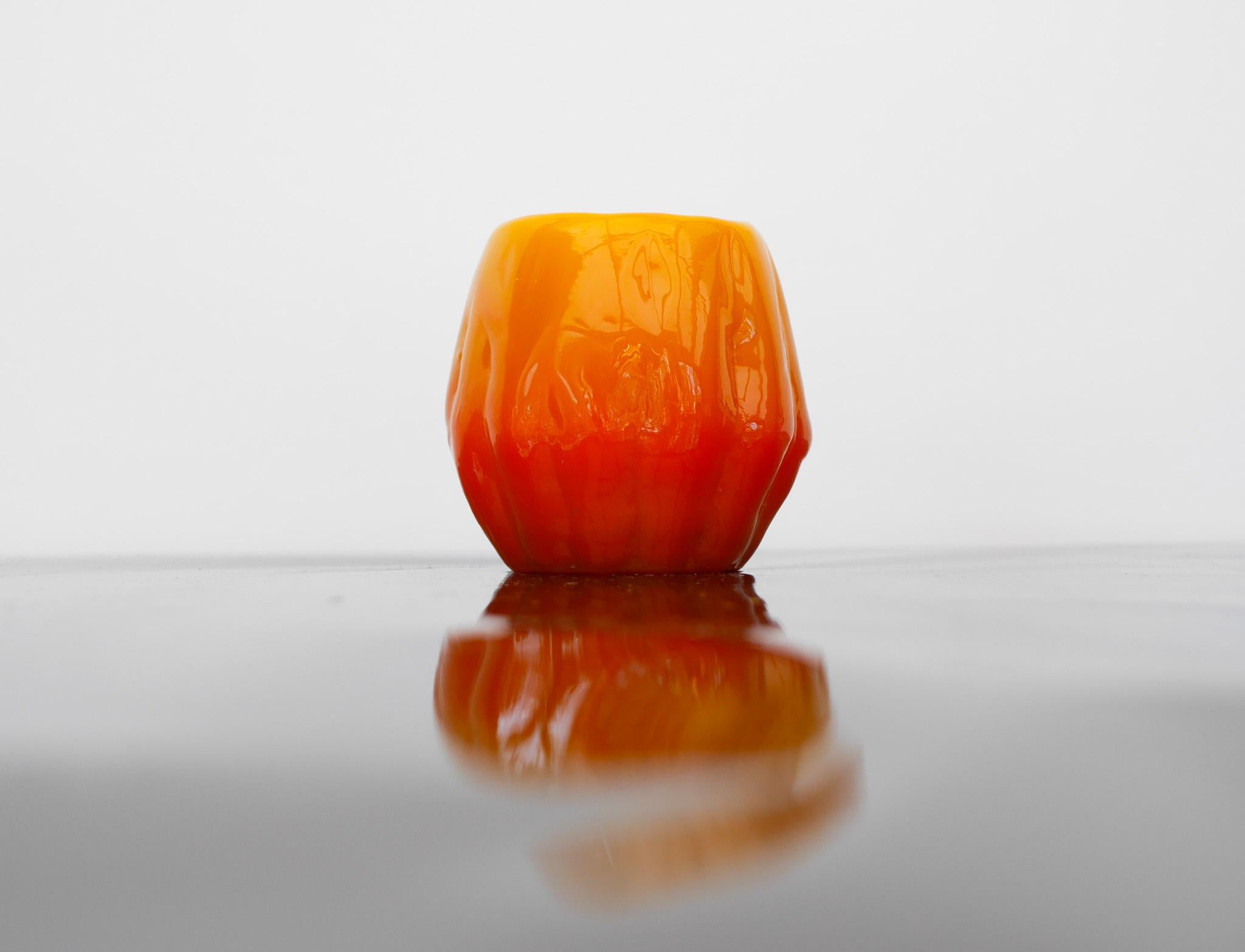 Ein atemberaubender massiver, leuchtend orangefarbener Vintage-Glas-Kerzenhalter oder eine kleine Vase aus der Selena-Serie, hergestellt von der talentierten Göte Augustsson für Ruda Glasbruk, Schweden. Dies ist ein ganz besonderes Stück mit einem