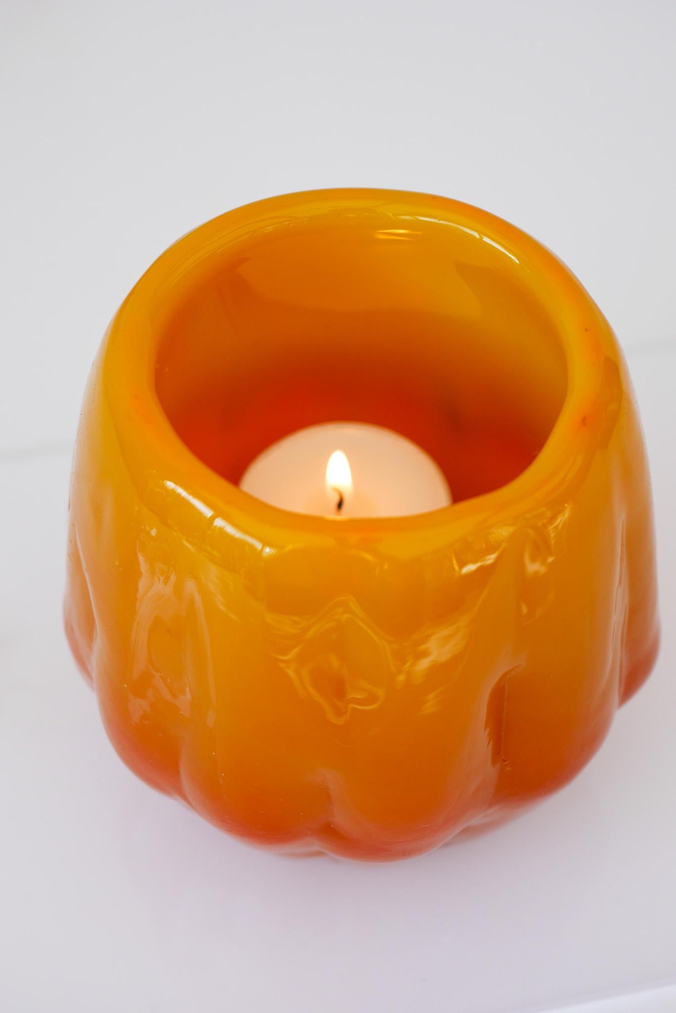 Orangefarbener brutalistischer Kerzenhalter aus Kunstglas oder kleine Vase aus Ruda, Schweden (Moderne der Mitte des Jahrhunderts) im Angebot