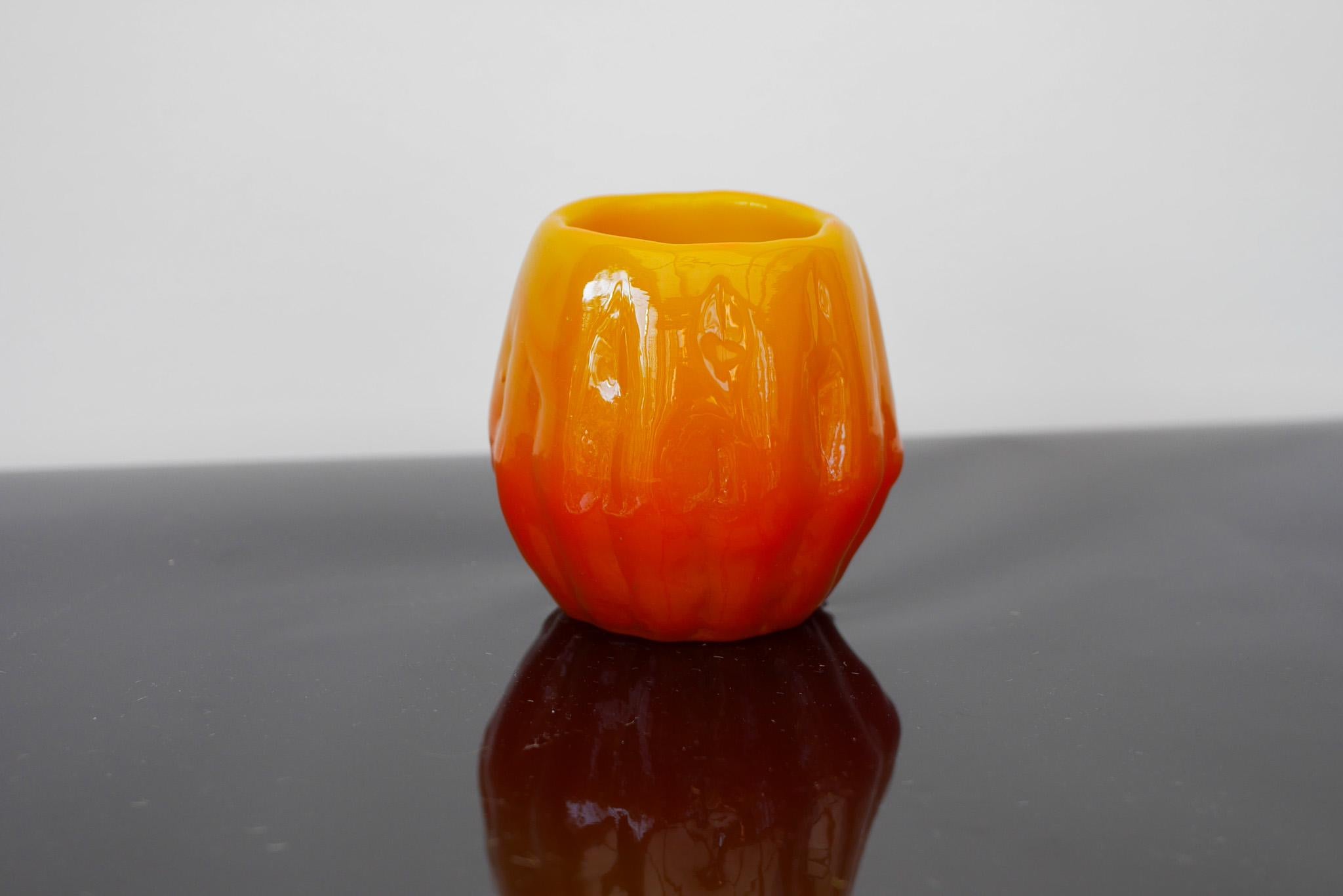 Orangefarbener brutalistischer Kerzenhalter aus Kunstglas oder kleine Vase aus Ruda, Schweden (Schwedisch) im Angebot
