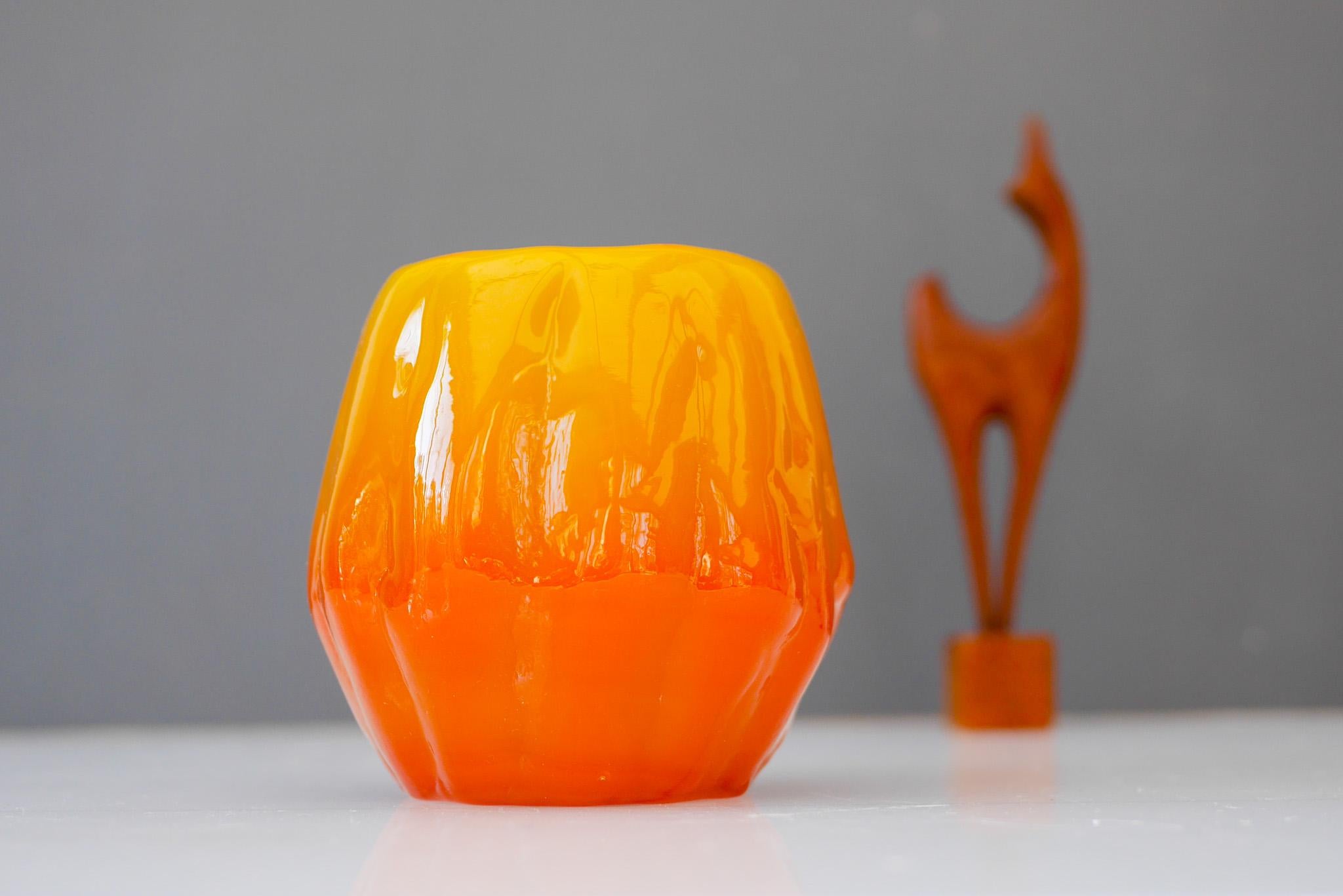 Orangefarbener brutalistischer Kerzenhalter aus Kunstglas oder kleine Vase aus Ruda, Schweden (Handgefertigt) im Angebot