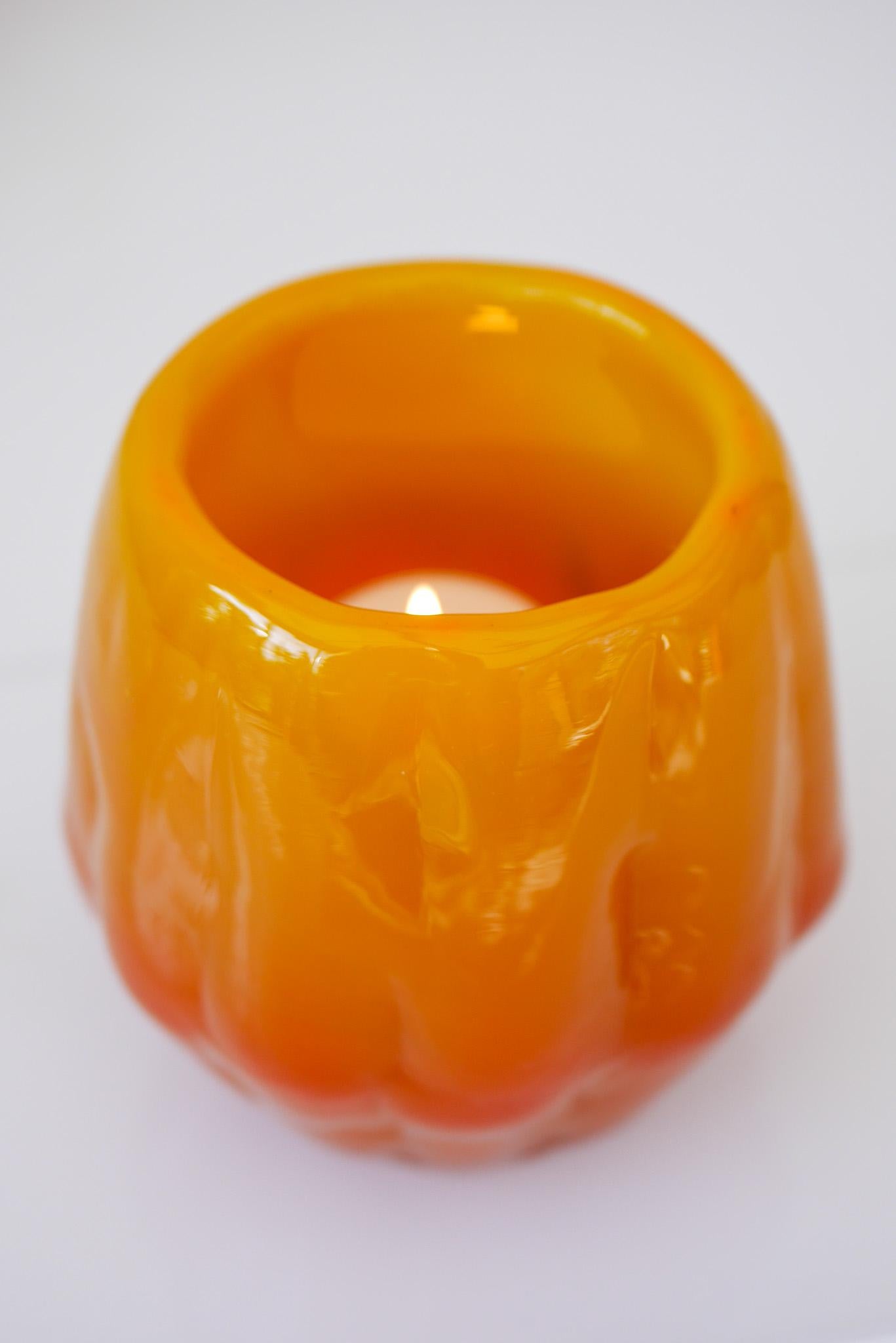 Orangefarbener brutalistischer Kerzenhalter aus Kunstglas oder kleine Vase aus Ruda, Schweden im Zustand „Gut“ im Angebot in Skarpnäck, SE