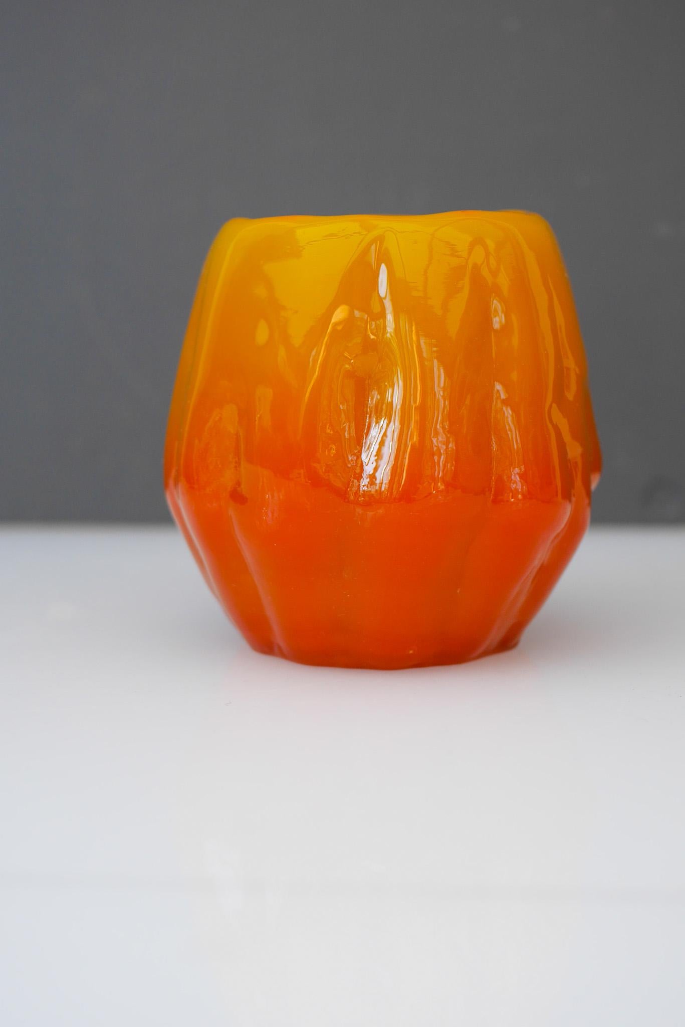 Orangefarbener brutalistischer Kerzenhalter aus Kunstglas oder kleine Vase aus Ruda, Schweden (Mitte des 20. Jahrhunderts) im Angebot