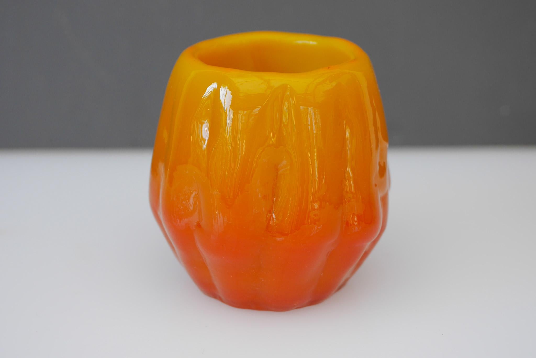 Orangefarbener brutalistischer Kerzenhalter aus Kunstglas oder kleine Vase aus Ruda, Schweden im Angebot 1