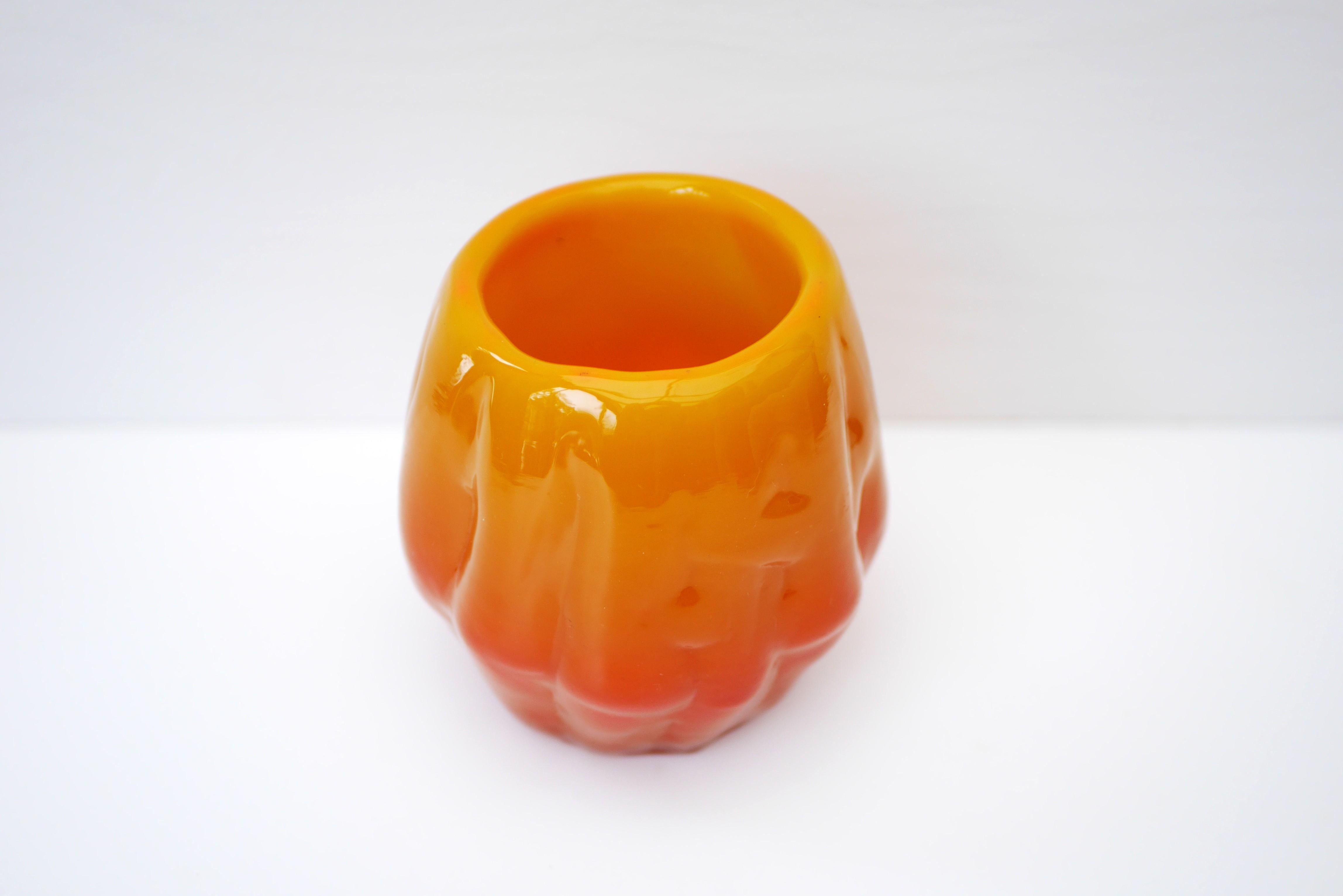 Orangefarbene brutalistische Kunstglasvase von Göte Augustsson für Ruda, Schweden im Angebot 1