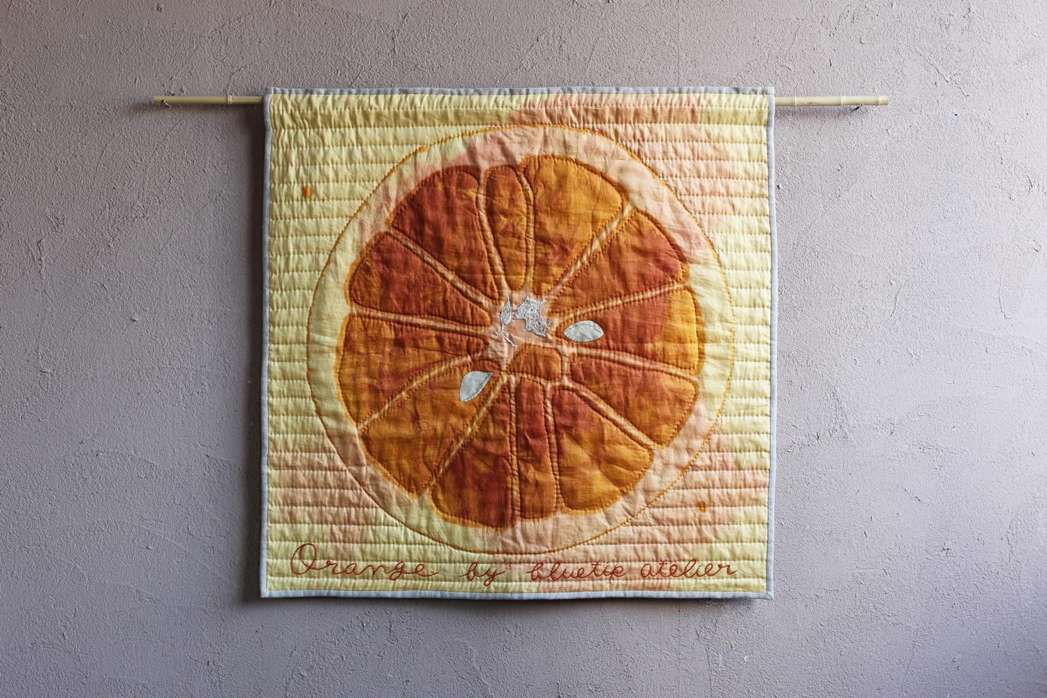 Title : Orange
Japan / 2023s
Size : w970 x h970 mm  

A work that has been unevenly dyed after hand-painting.
This quilt is made with linen viyella, which has a natural sheen.
Hand quilted with cotton thread and Uses hand-knitted hemp strings.
Hand