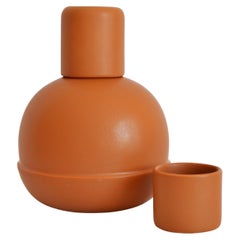 Orangefarbene Keramikkrüge und -becher, inspiriert von traditionellen Krügen aus Mexiko. 