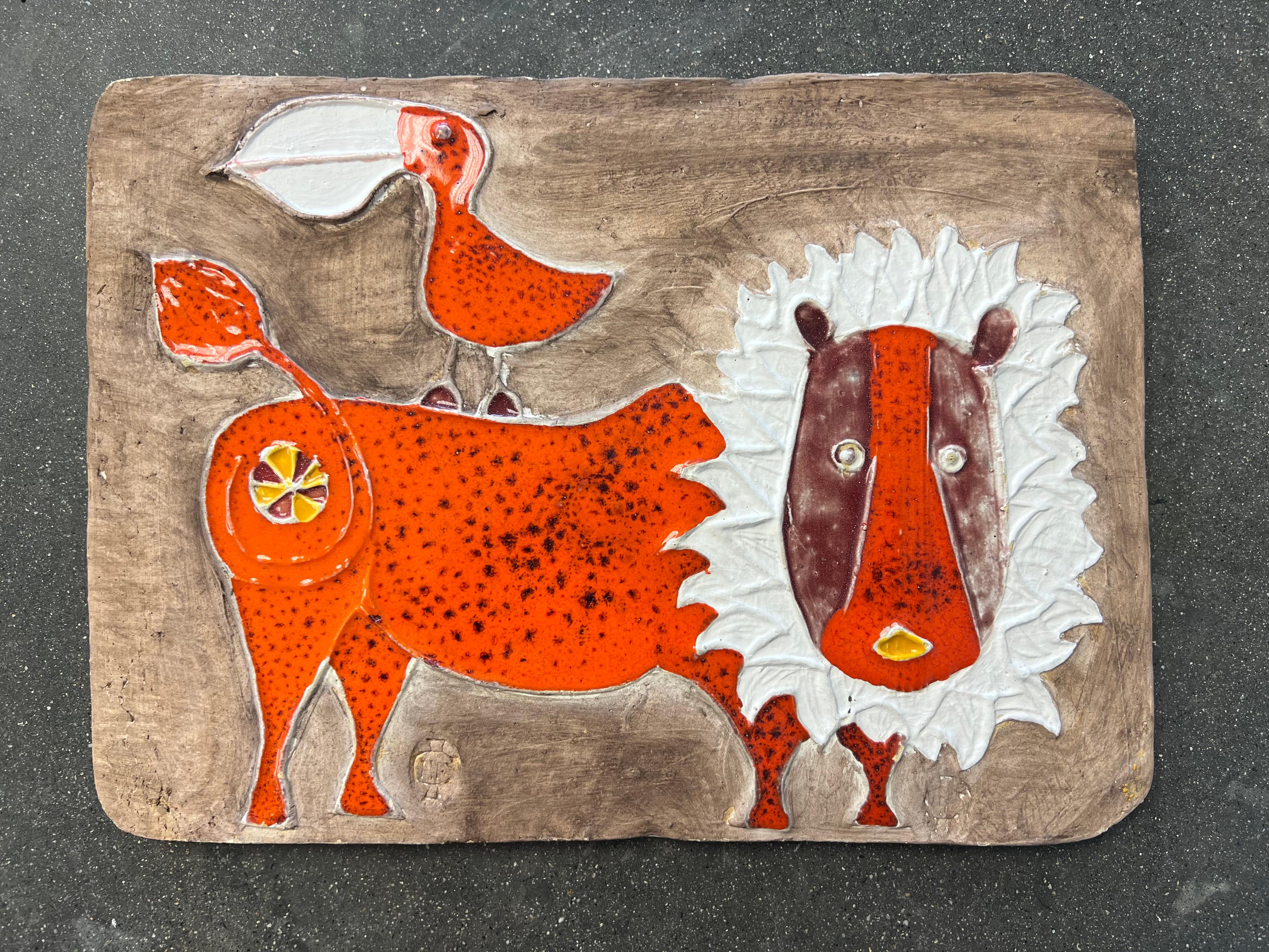 Schöner orange glasierter Keramiklöwe mit Vogel aus den 1960er Jahren von Bertil Vallien. 
In originalem Vintage-Zustand mit geringen altersbedingten Gebrauchsspuren. 
Abmessungen: 15,25