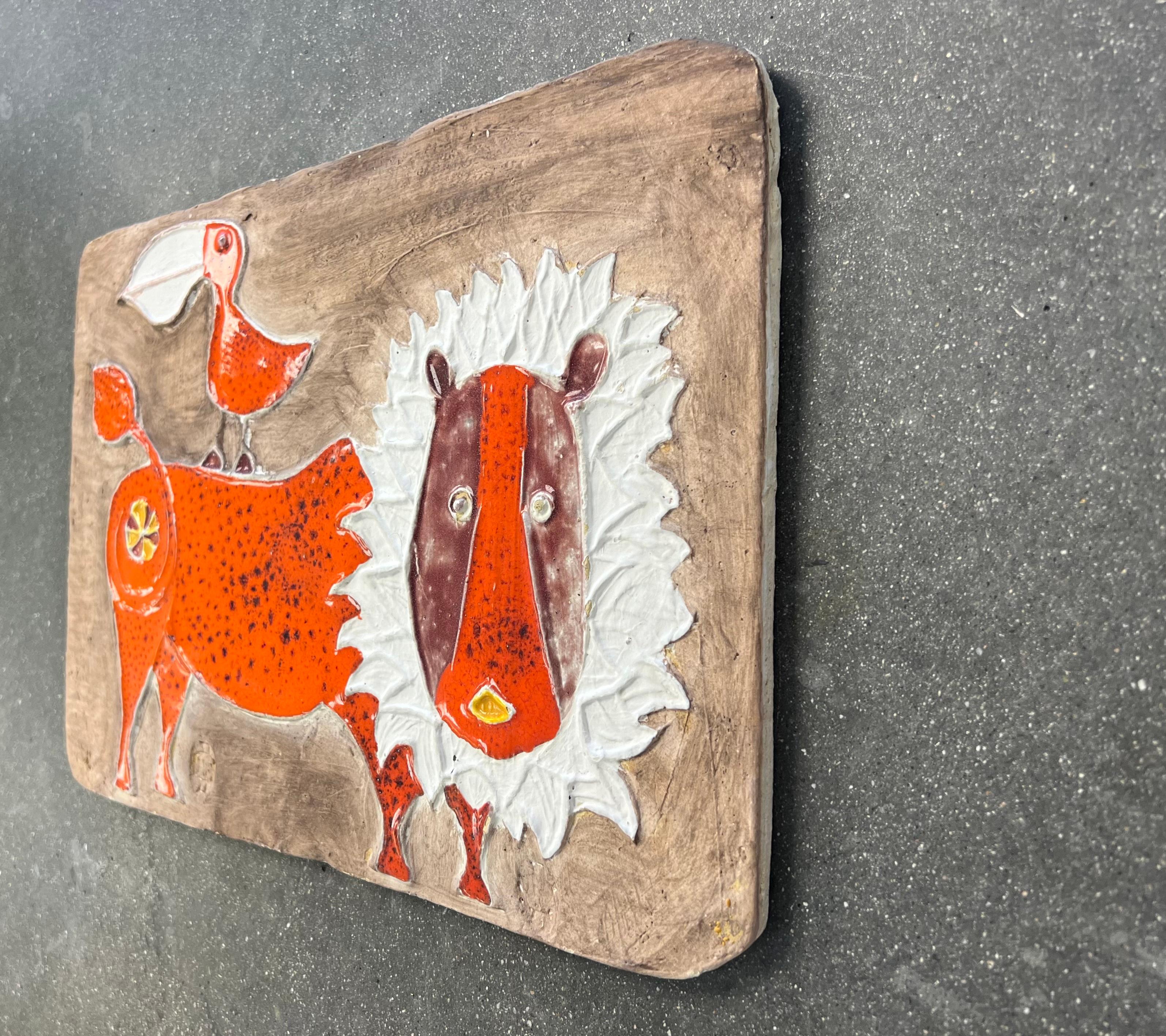Vernissé Plaque d'art lion en céramique orange avec oiseau par Bertil Vallien 