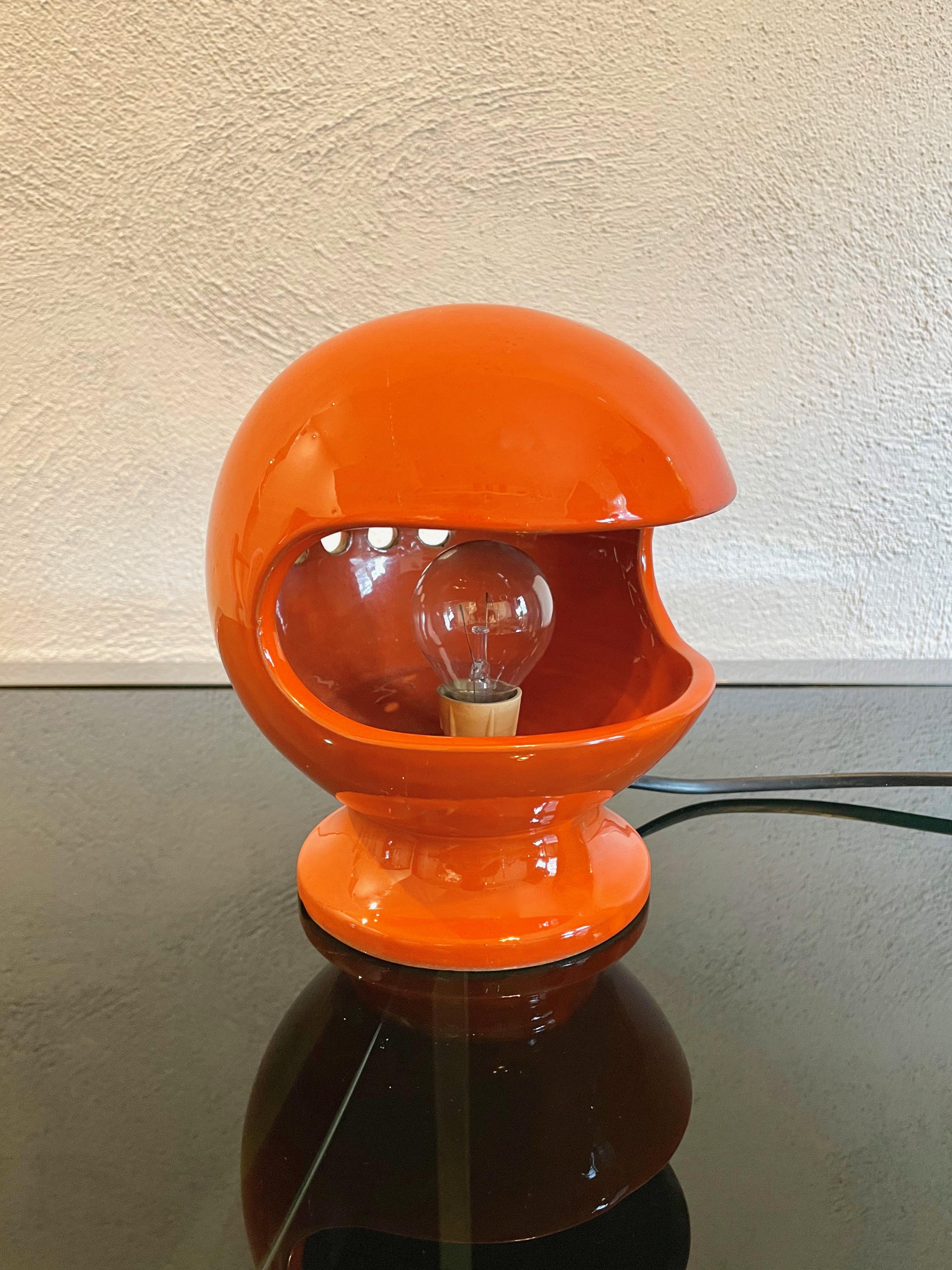 Space Age Tischleuchte aus orangefarbener Keramik von Enzo Bioli für Il Picchio. Hergestellt in Italien in den 1960er Jahren. 

Die Originalsignatur 