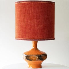 Lampe de table en céramique orange, abat-jour en soie fait sur mesure par R. Houben